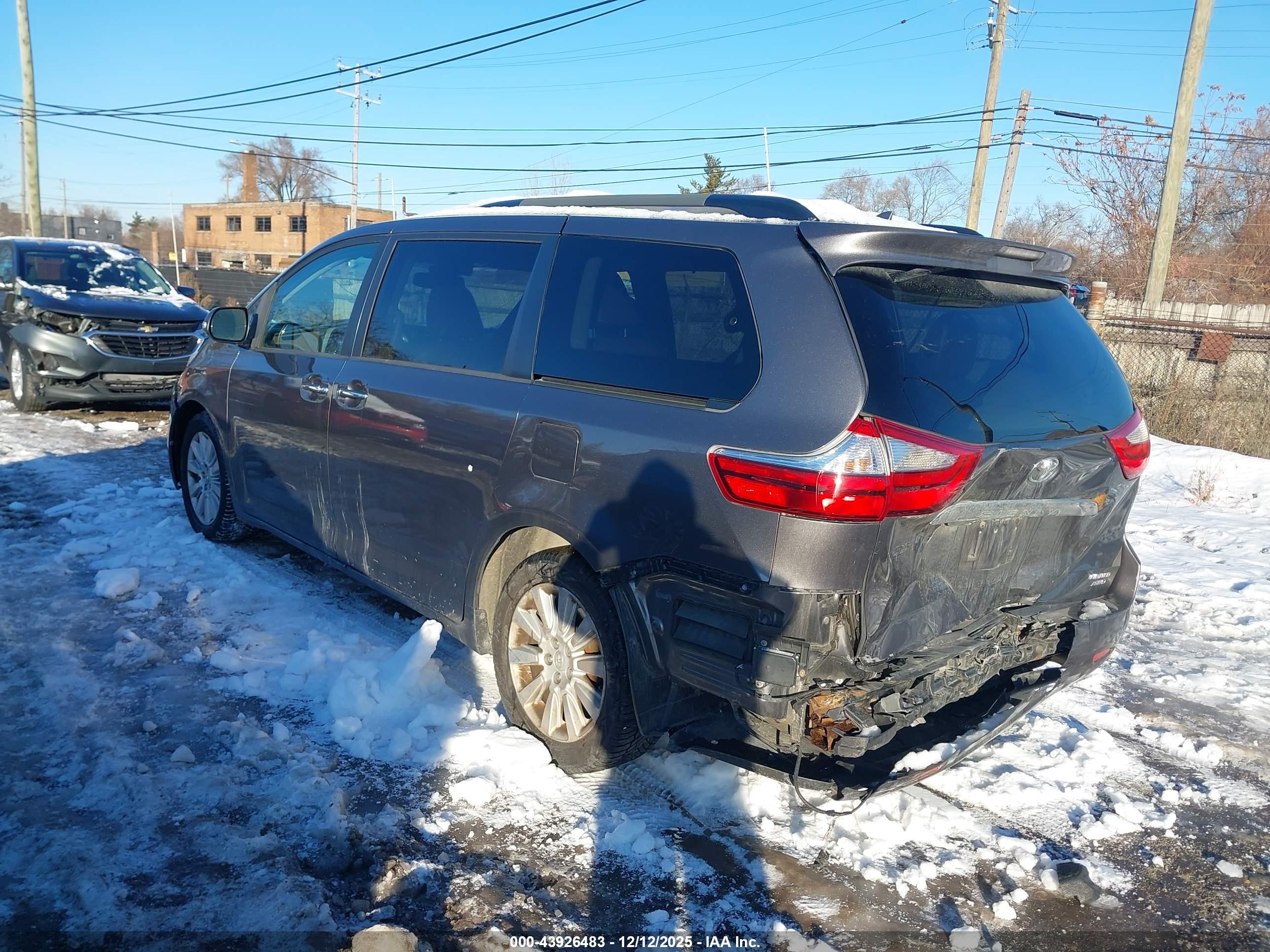 TOYOTA SIENNA image 3
