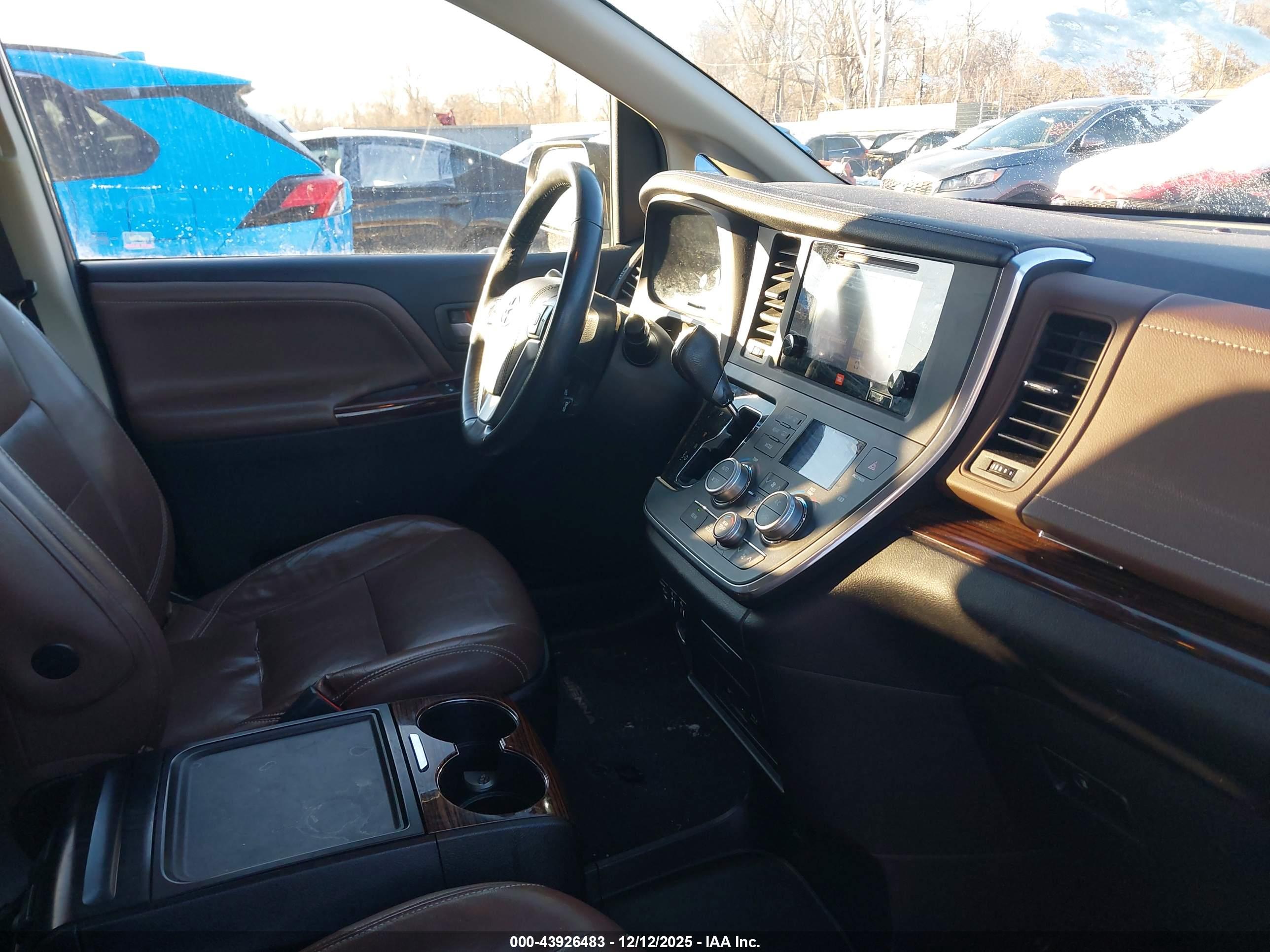TOYOTA SIENNA image 5