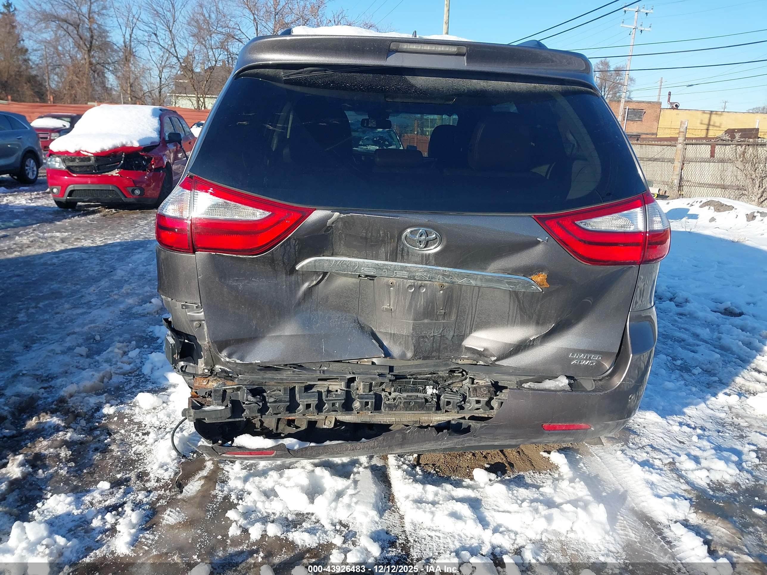 TOYOTA SIENNA image 6