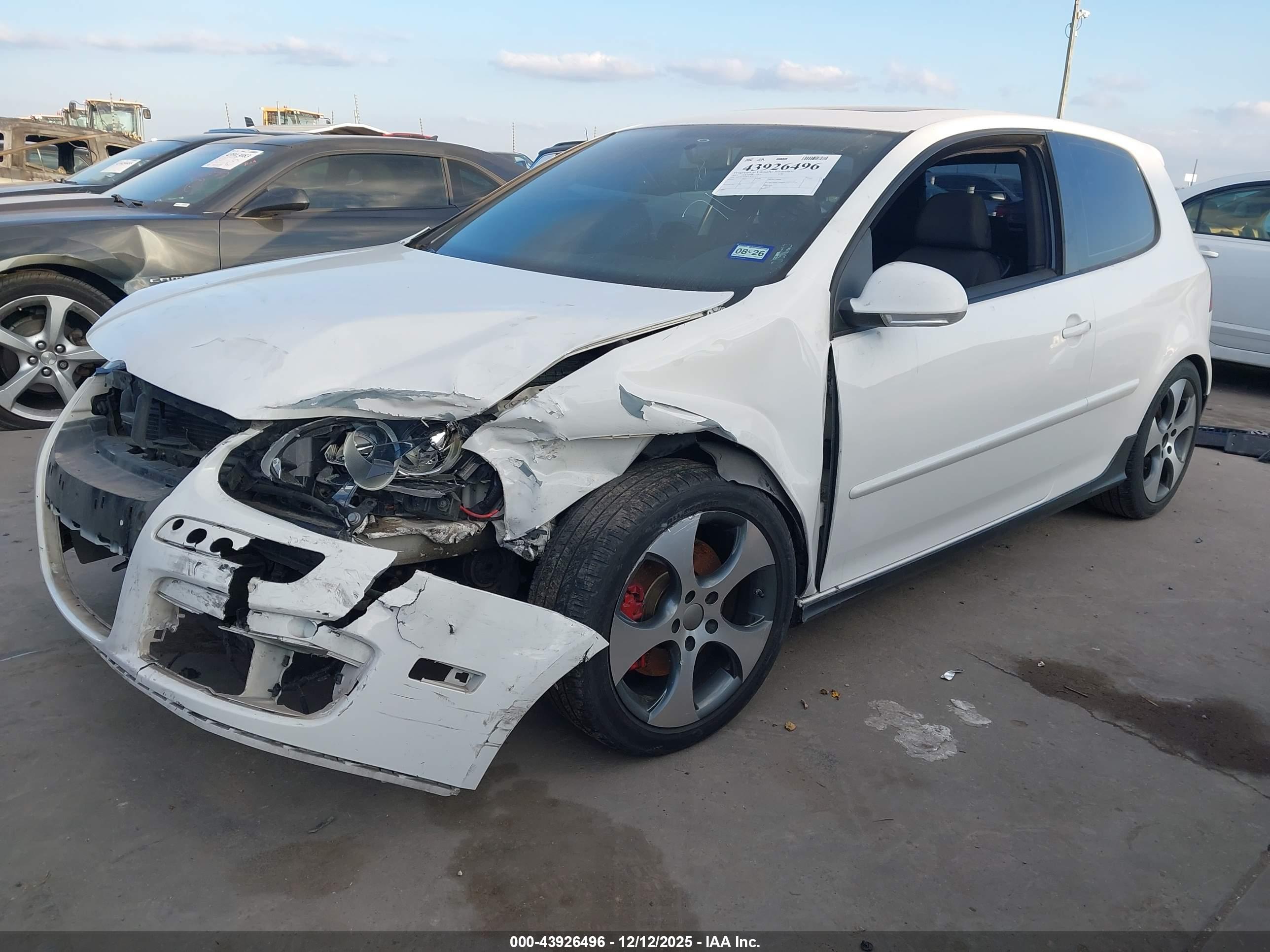 VOLKSWAGEN GTI image 2
