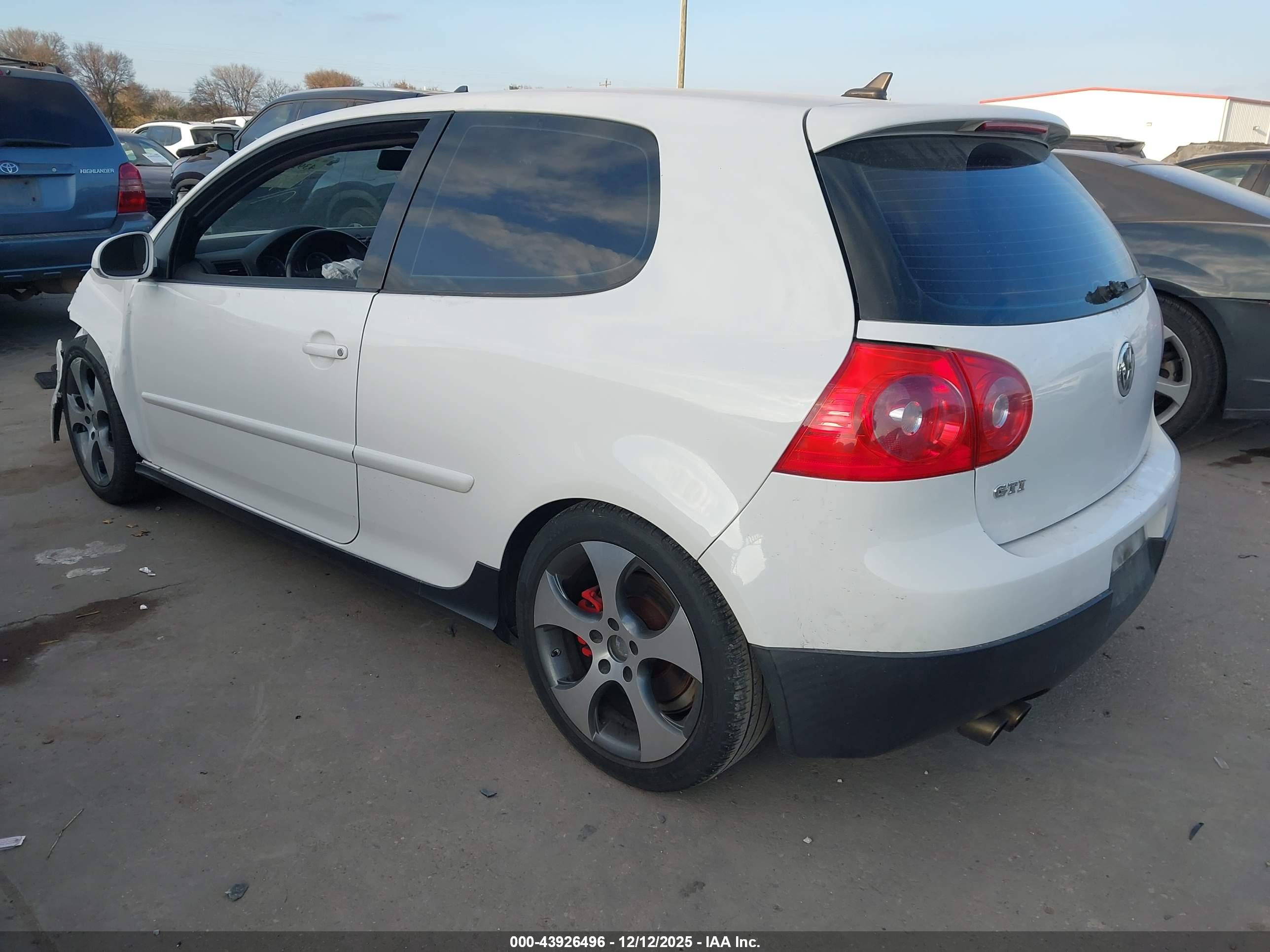 VOLKSWAGEN GTI image 3