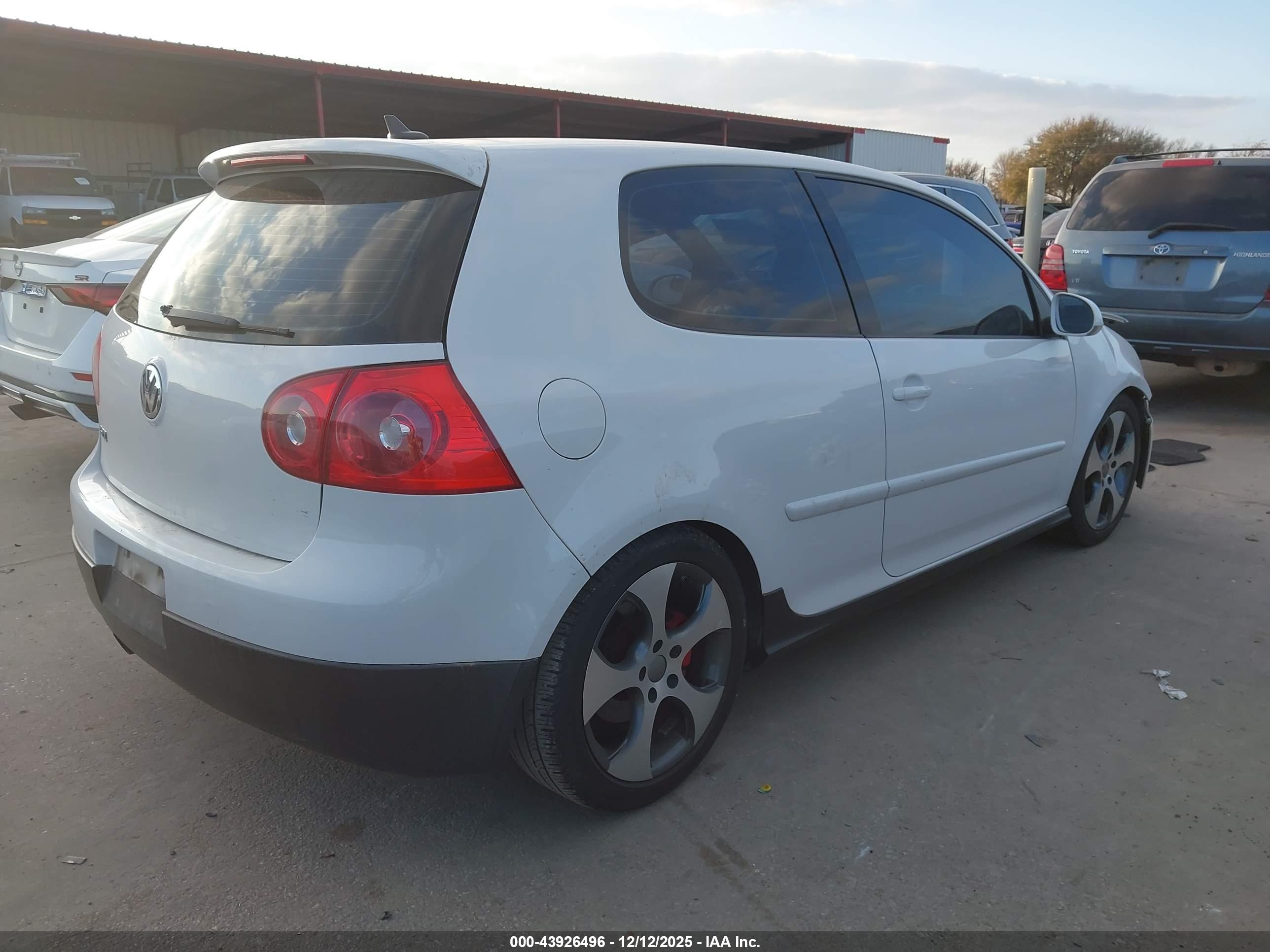 VOLKSWAGEN GTI image 4