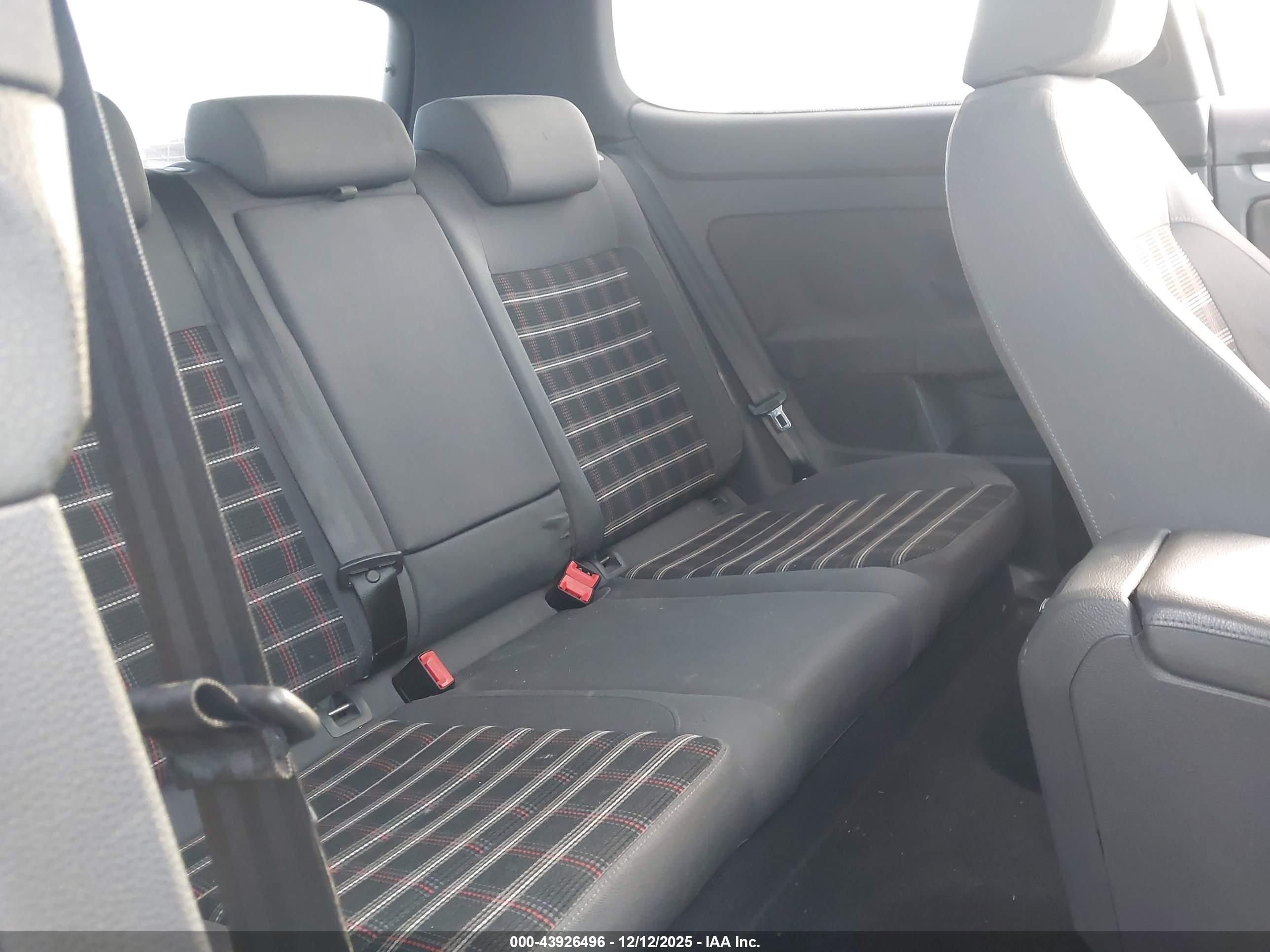 VOLKSWAGEN GTI image 8