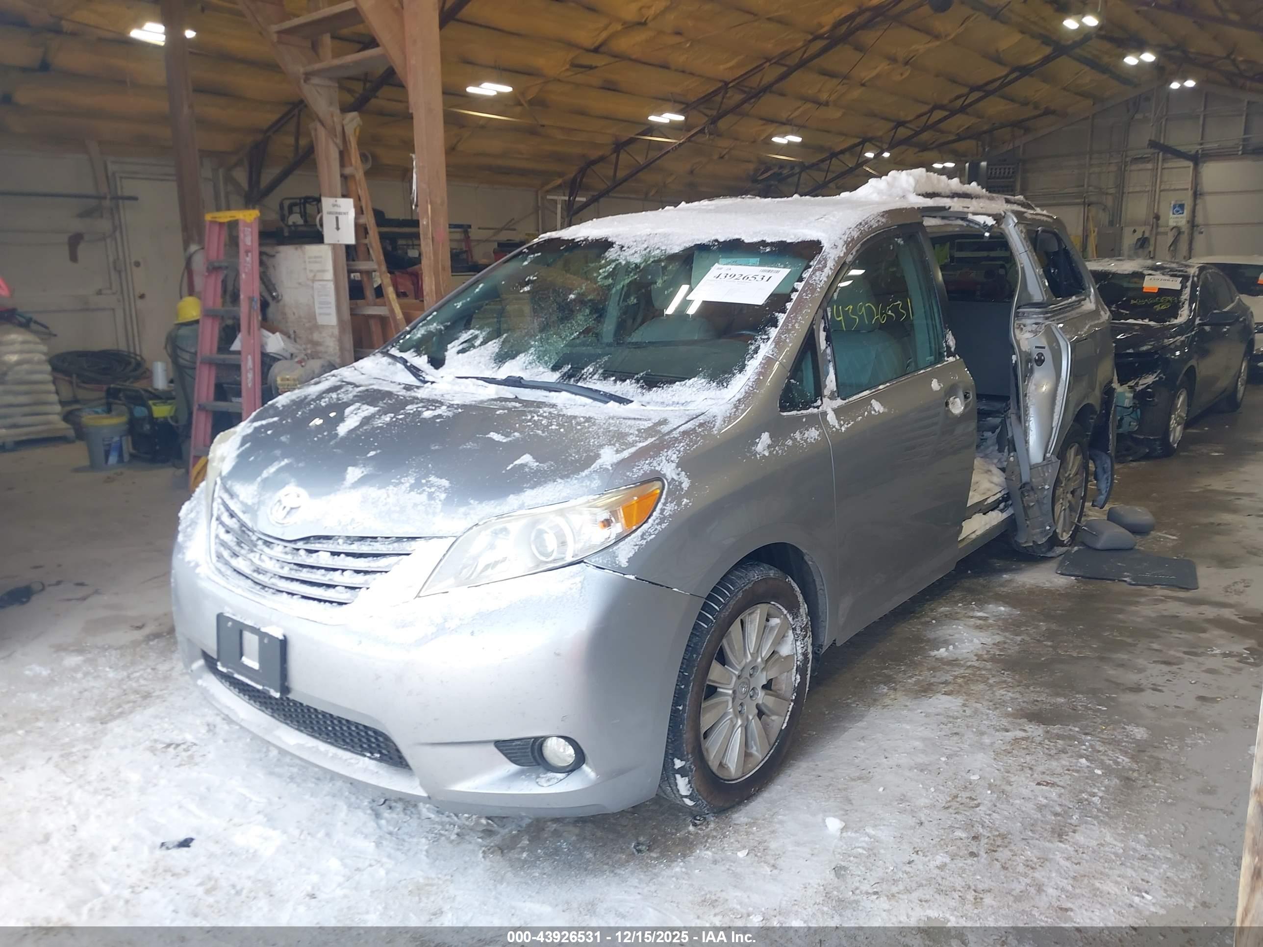 TOYOTA SIENNA image 2