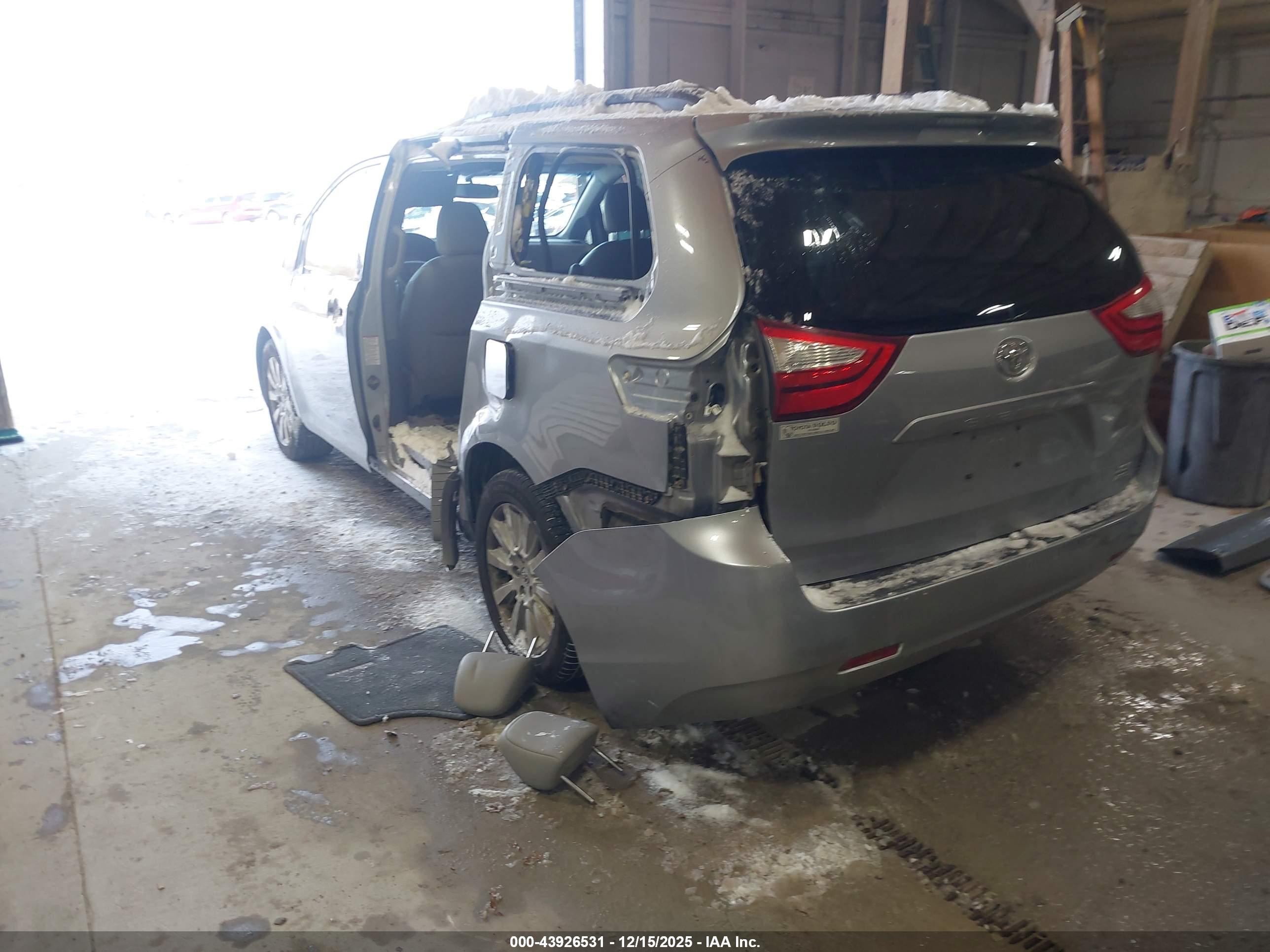 TOYOTA SIENNA image 3