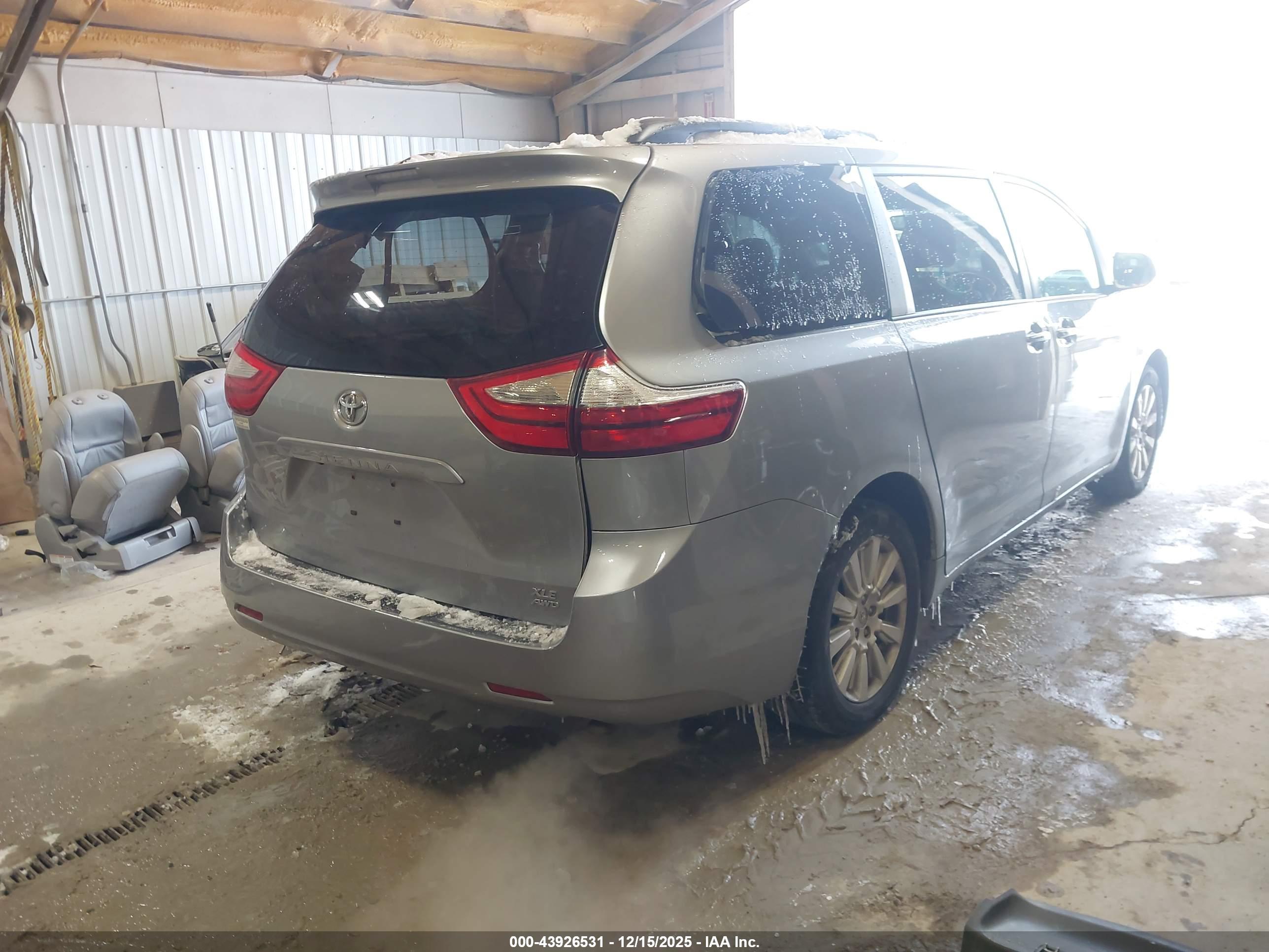 TOYOTA SIENNA image 4
