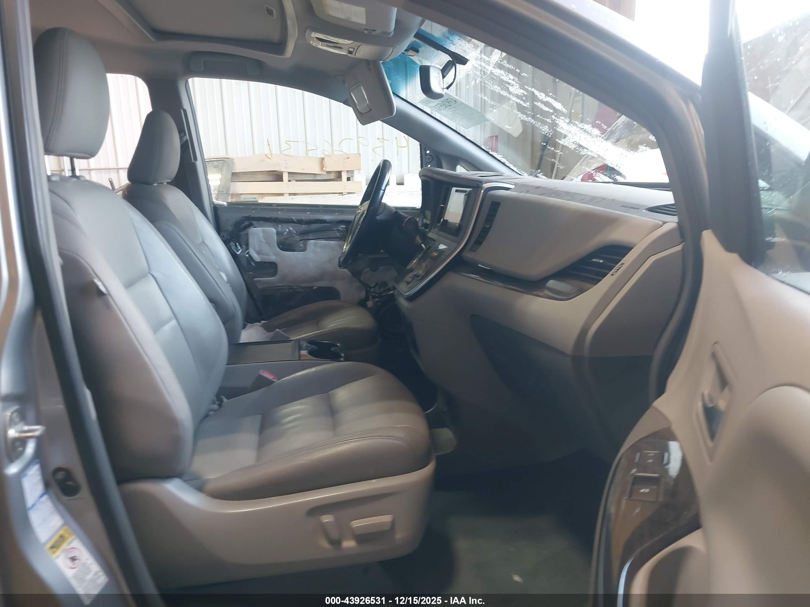 TOYOTA SIENNA image 5