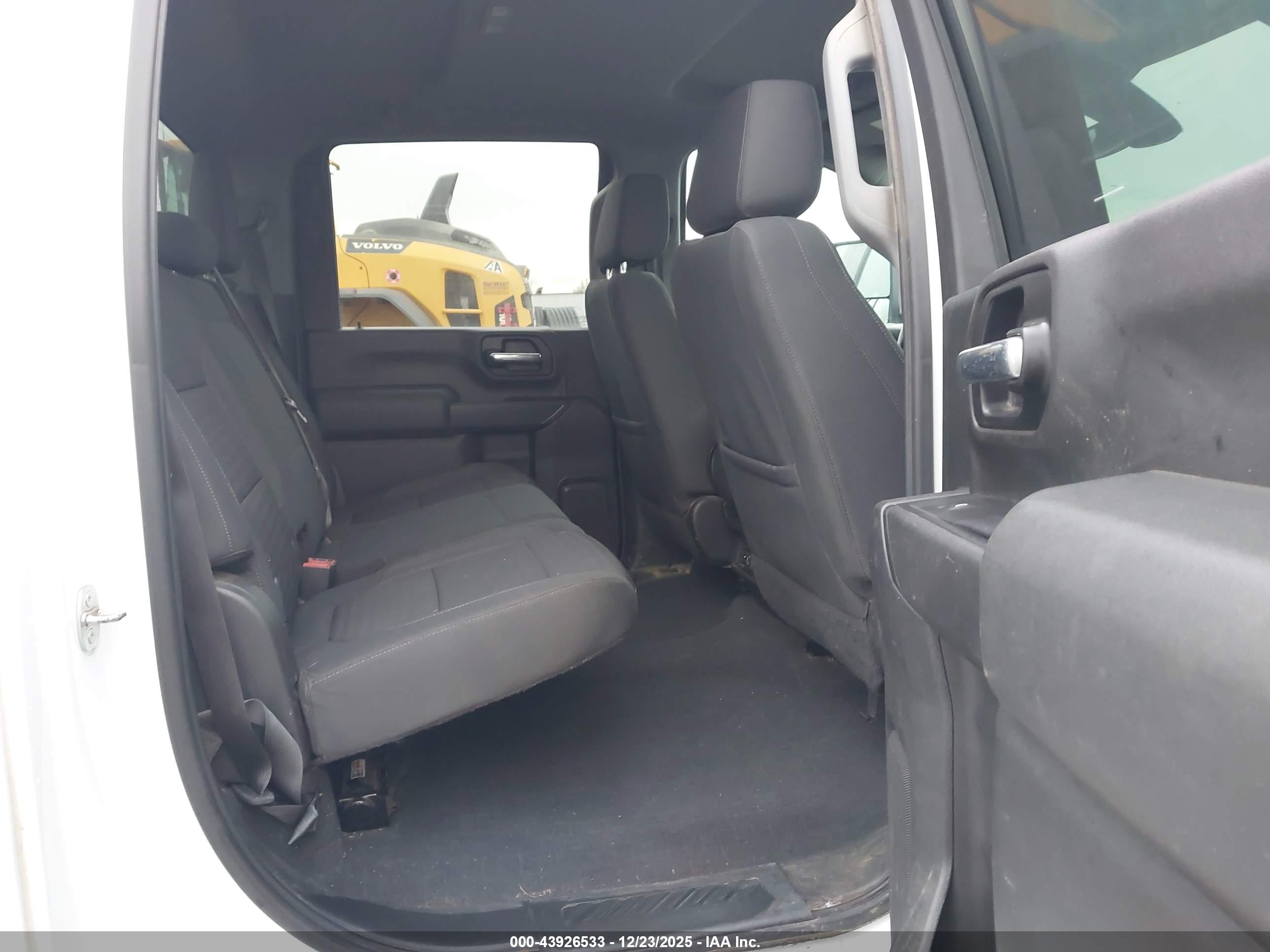 CHEVROLET SILVERADO image 8