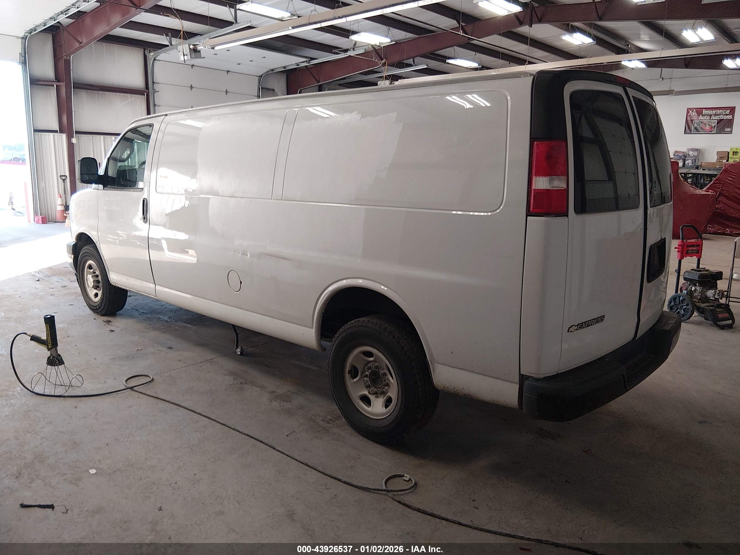 CHEVROLET EXPRESS image 3