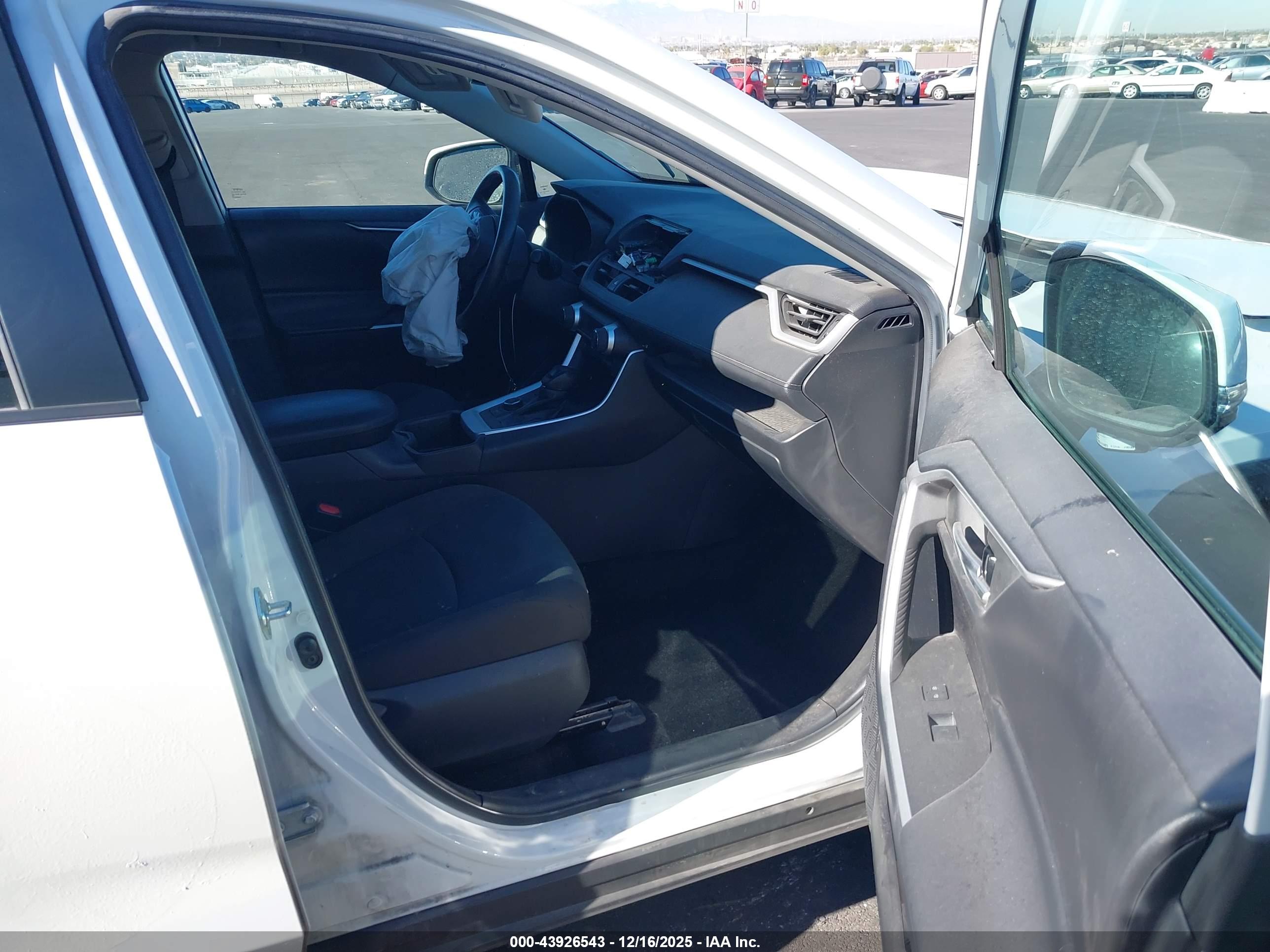 TOYOTA RAV4 image 5