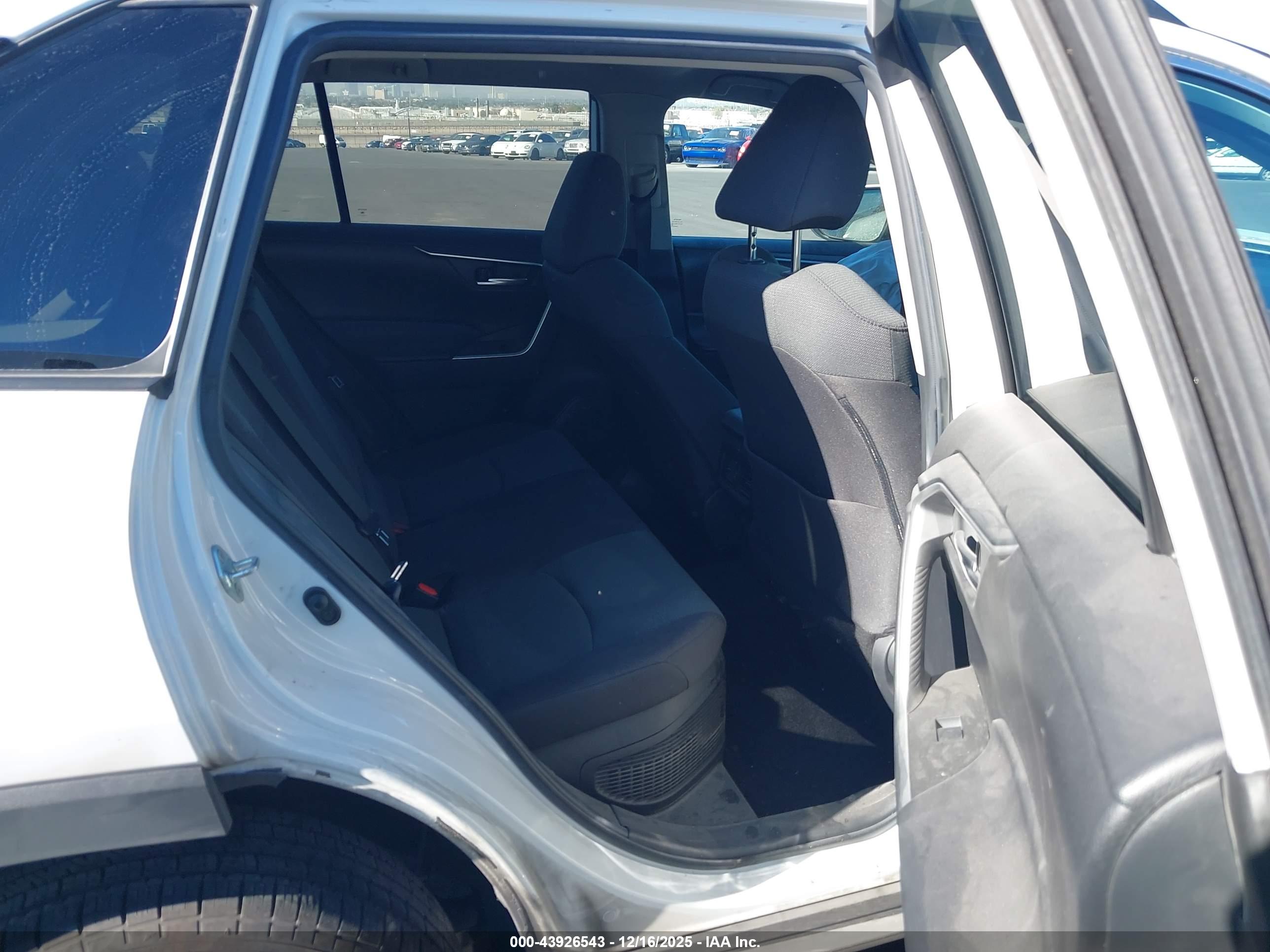 TOYOTA RAV4 image 8