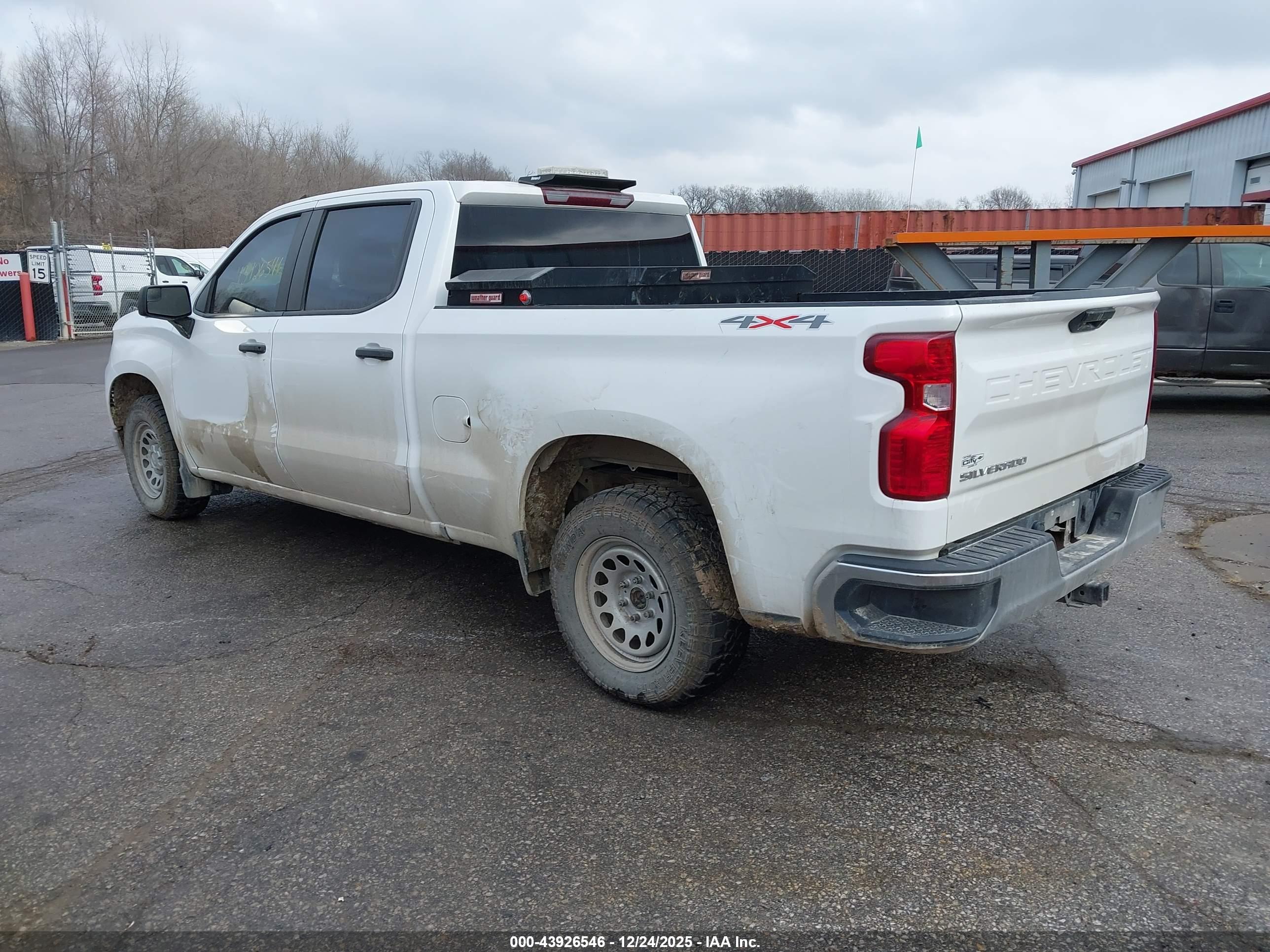 CHEVROLET SILVERADO image 3