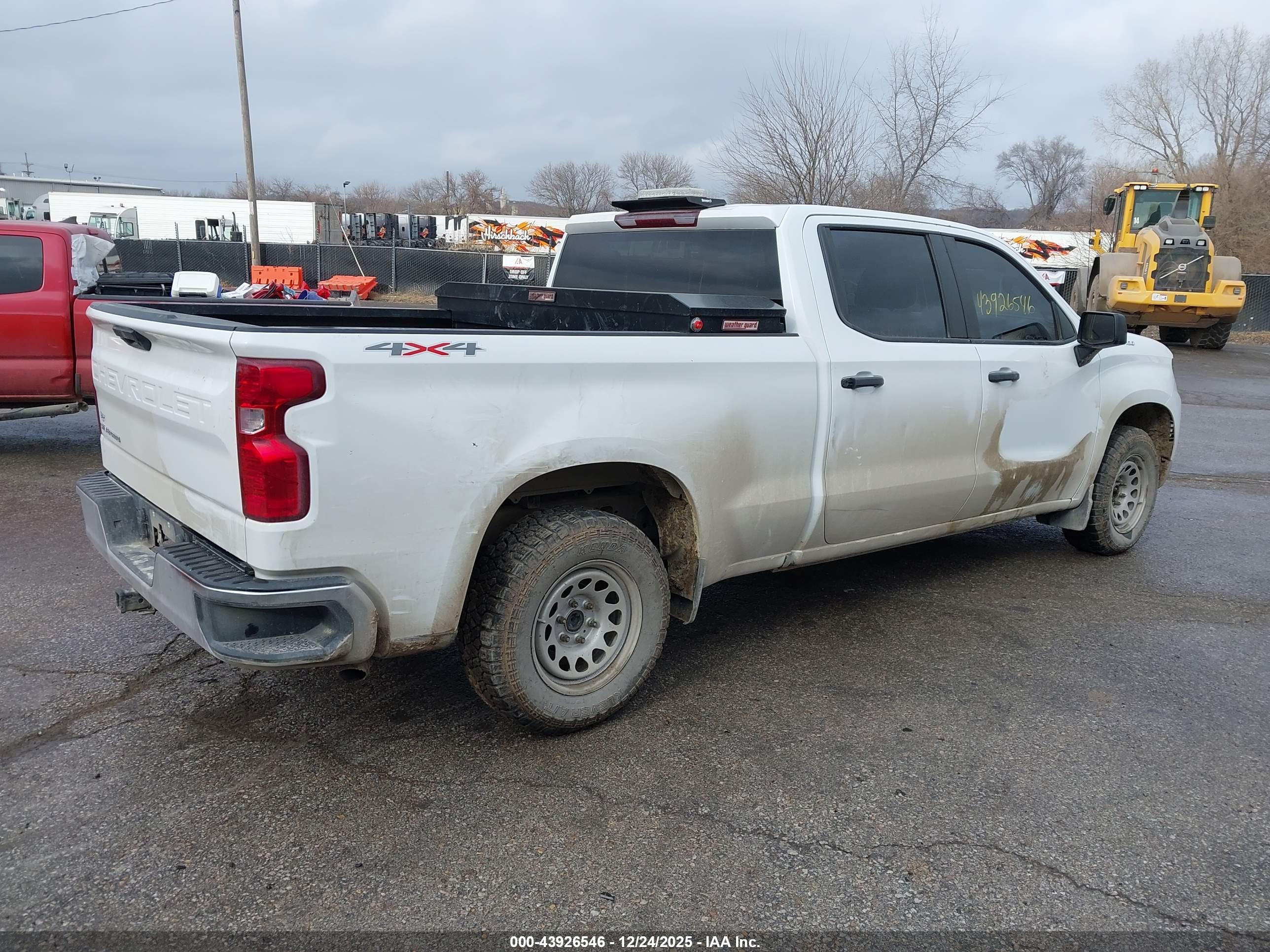 CHEVROLET SILVERADO image 4
