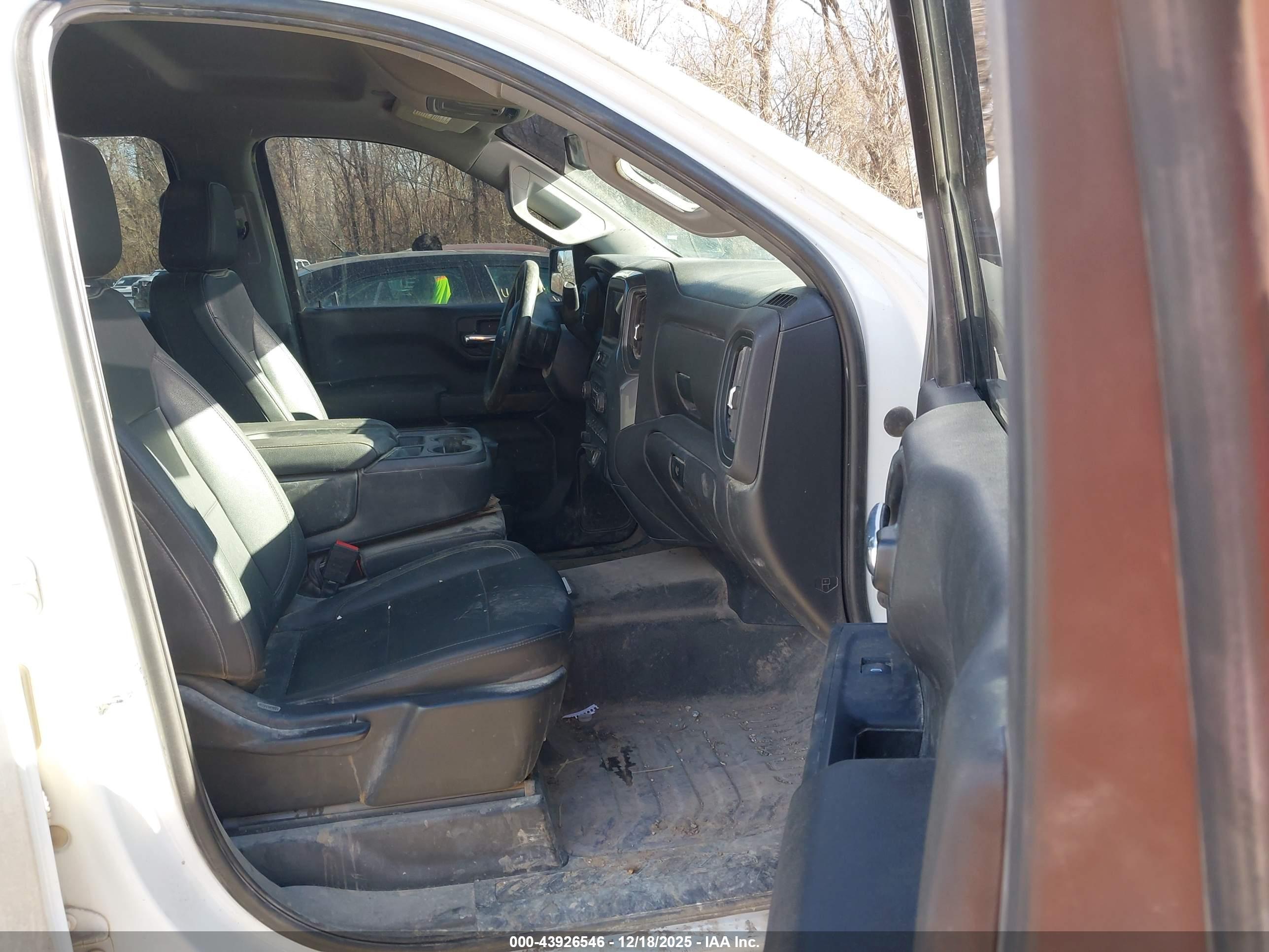 CHEVROLET SILVERADO image 5