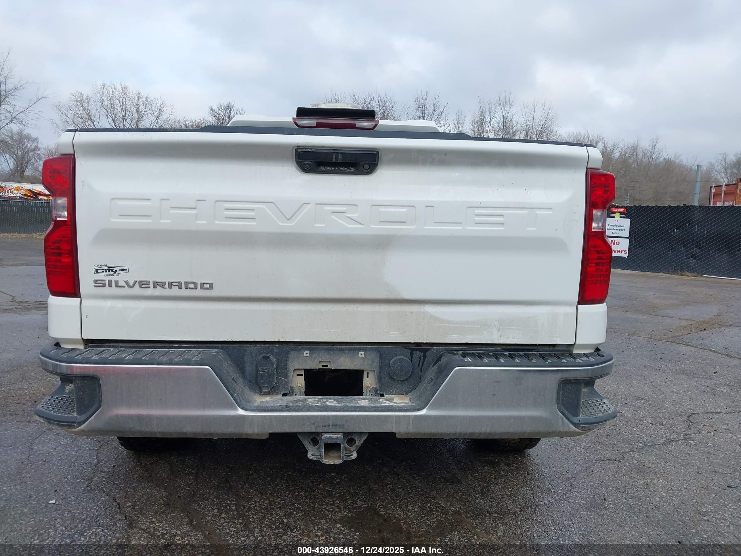 CHEVROLET SILVERADO image 6