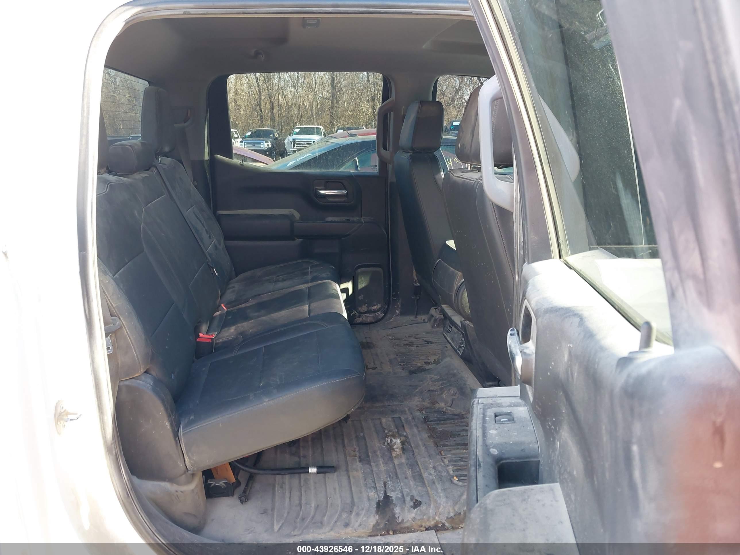CHEVROLET SILVERADO image 8