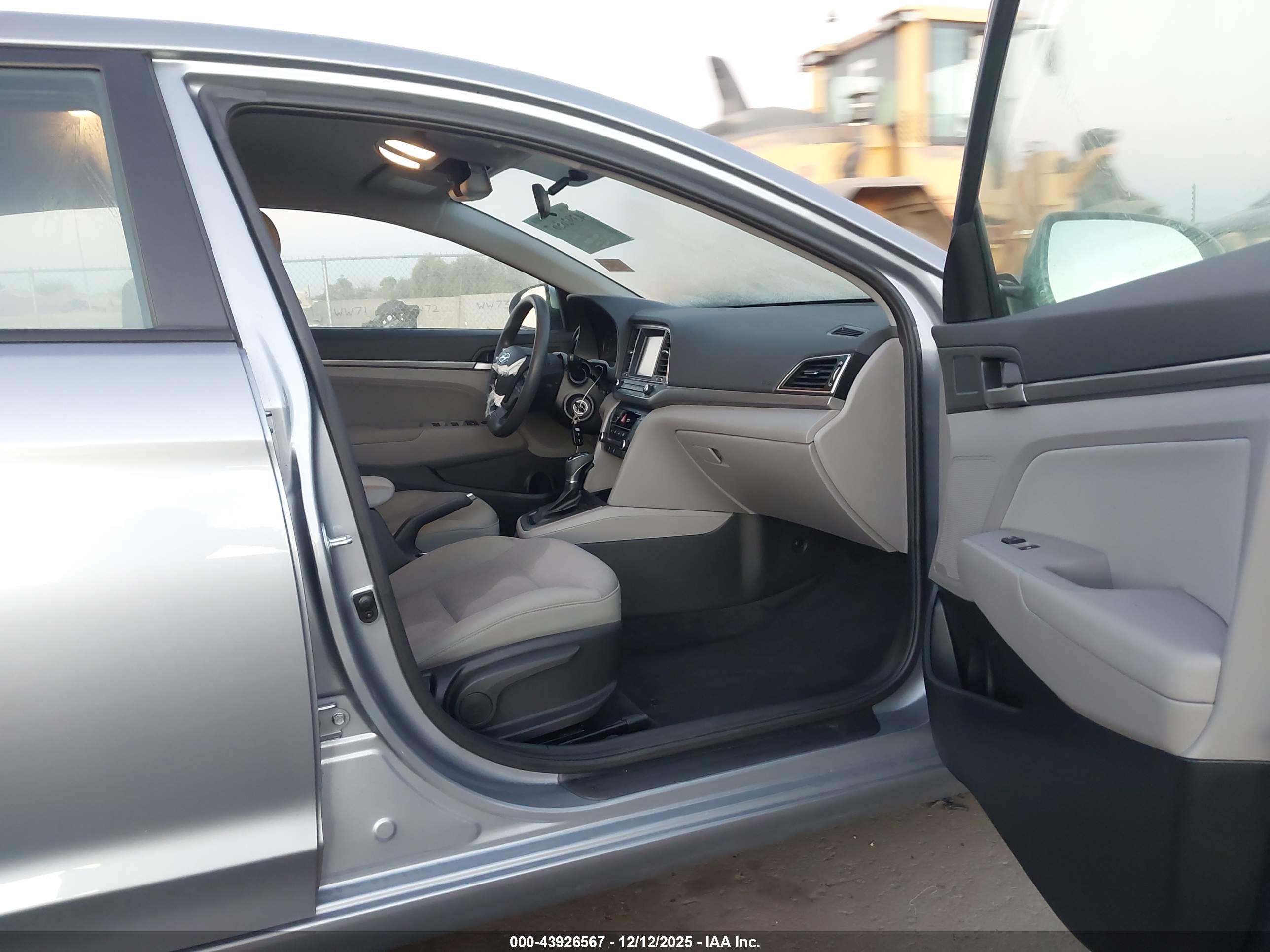 HYUNDAI ELANTRA image 5