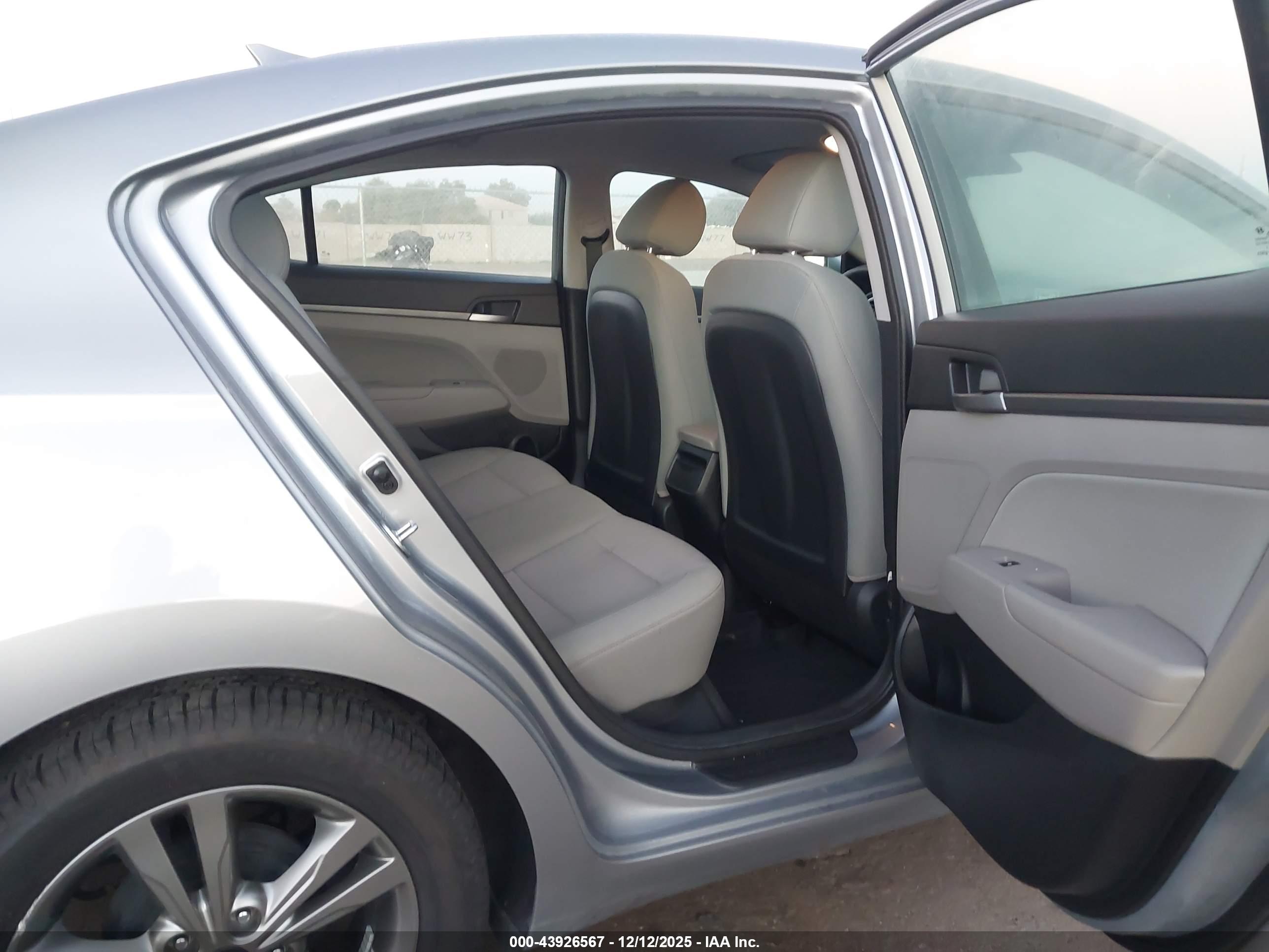 HYUNDAI ELANTRA image 8