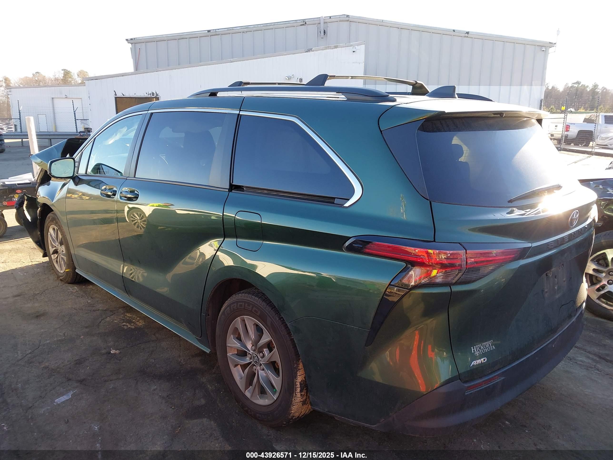 TOYOTA SIENNA image 3