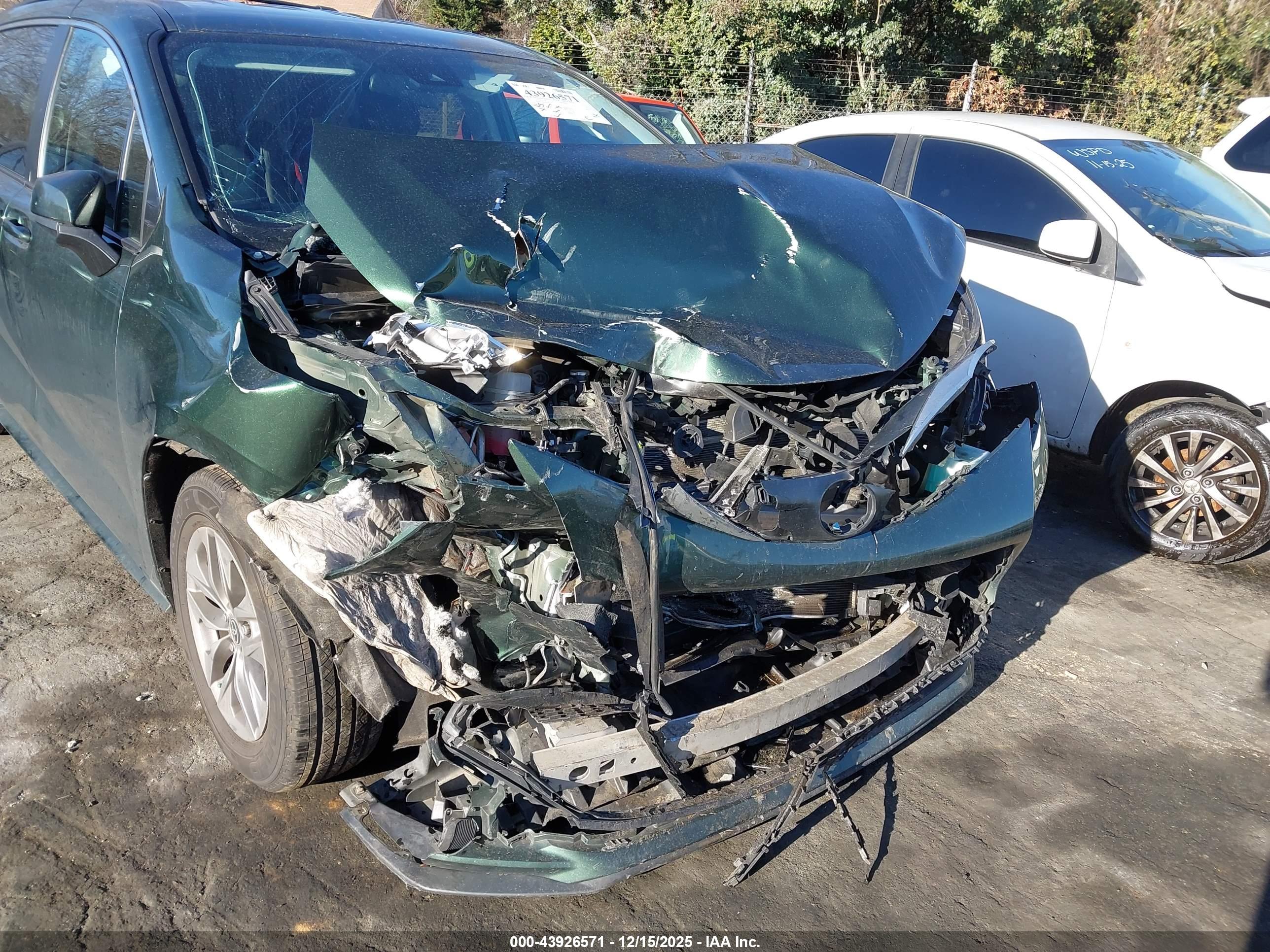 TOYOTA SIENNA image 6