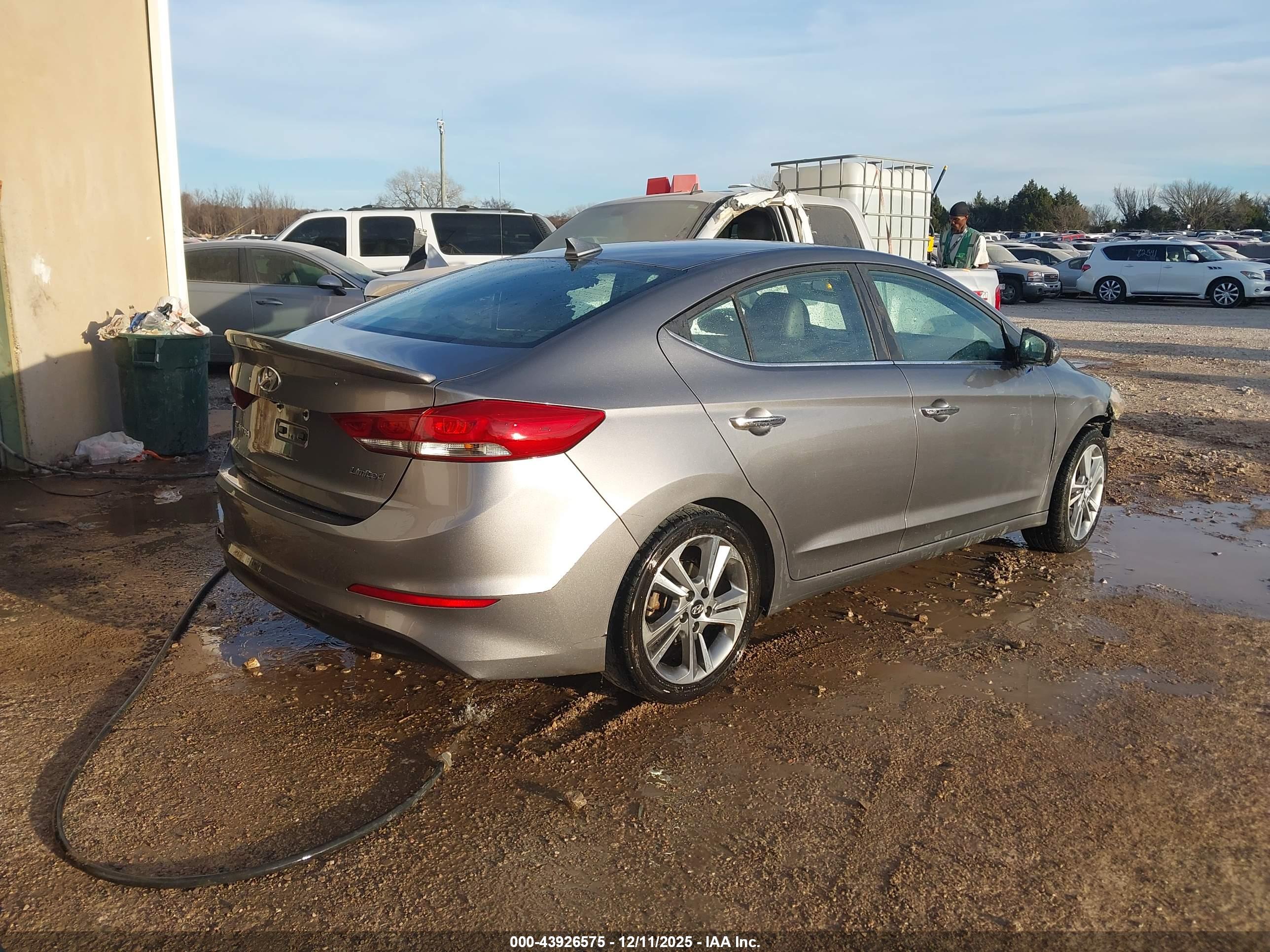 HYUNDAI ELANTRA image 4