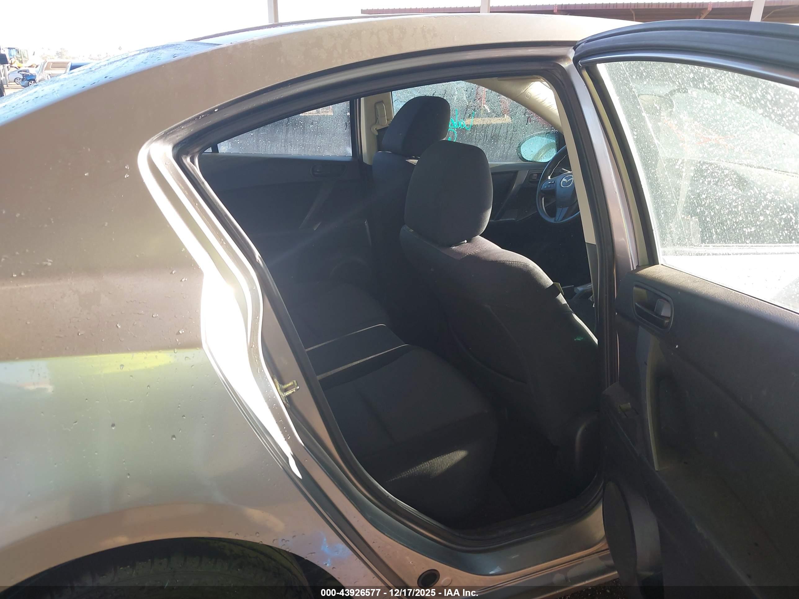 MAZDA MAZDA3 image 8
