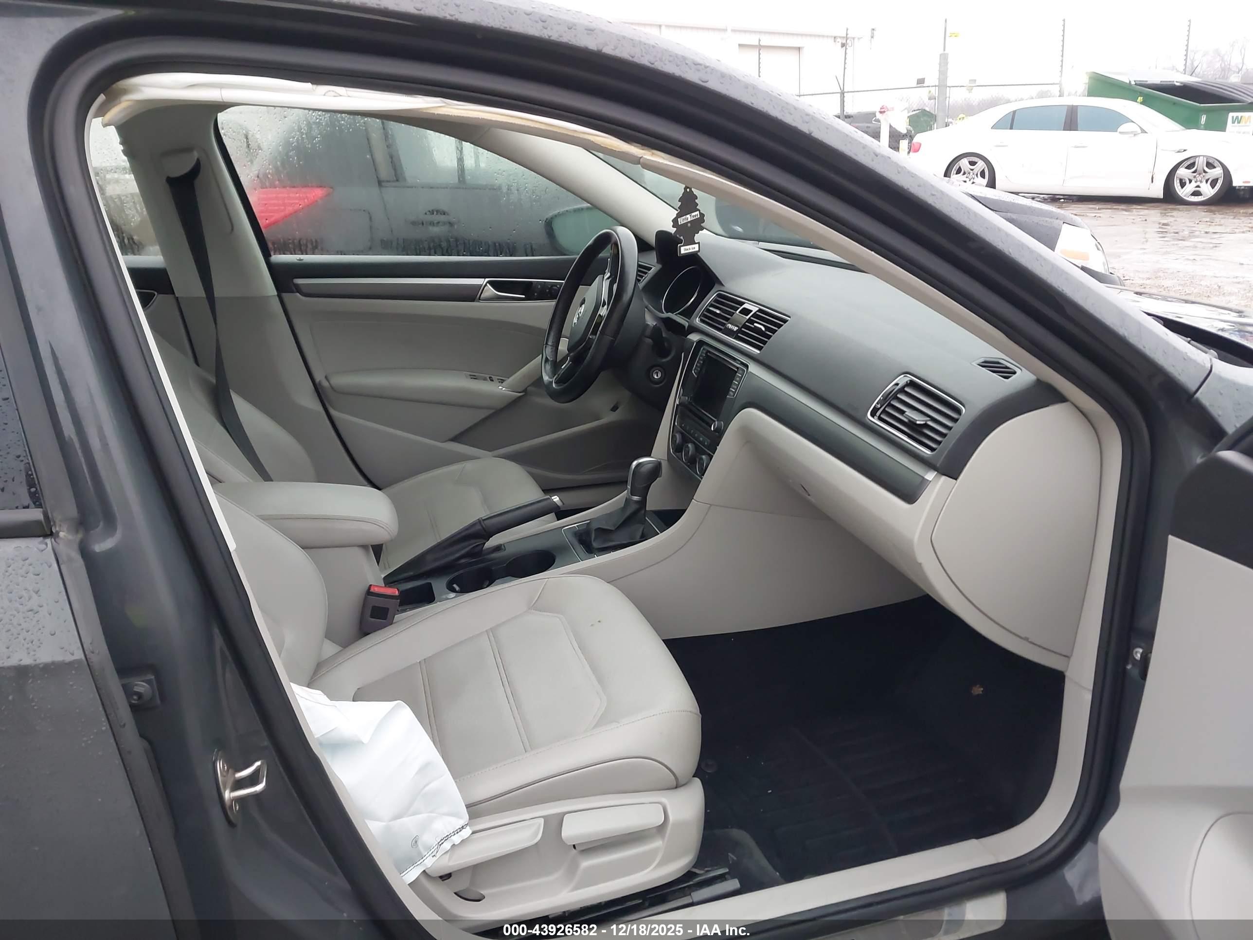 VOLKSWAGEN PASSAT image 5