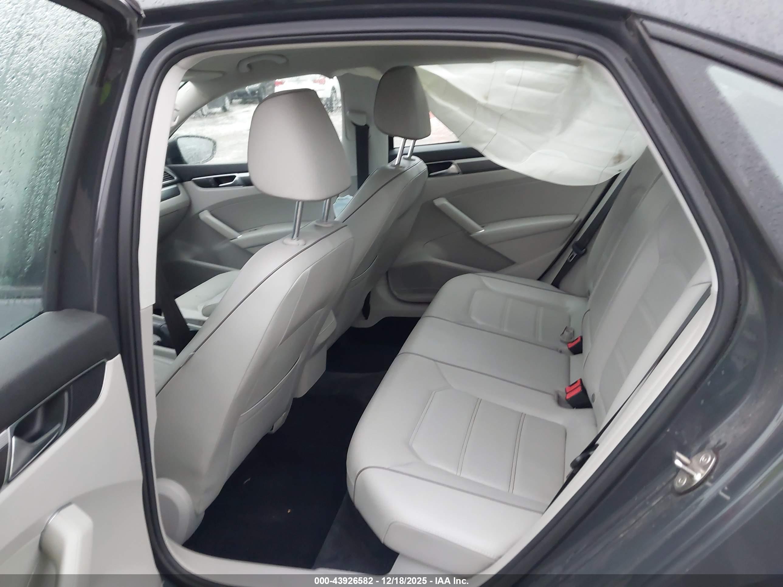 VOLKSWAGEN PASSAT image 8