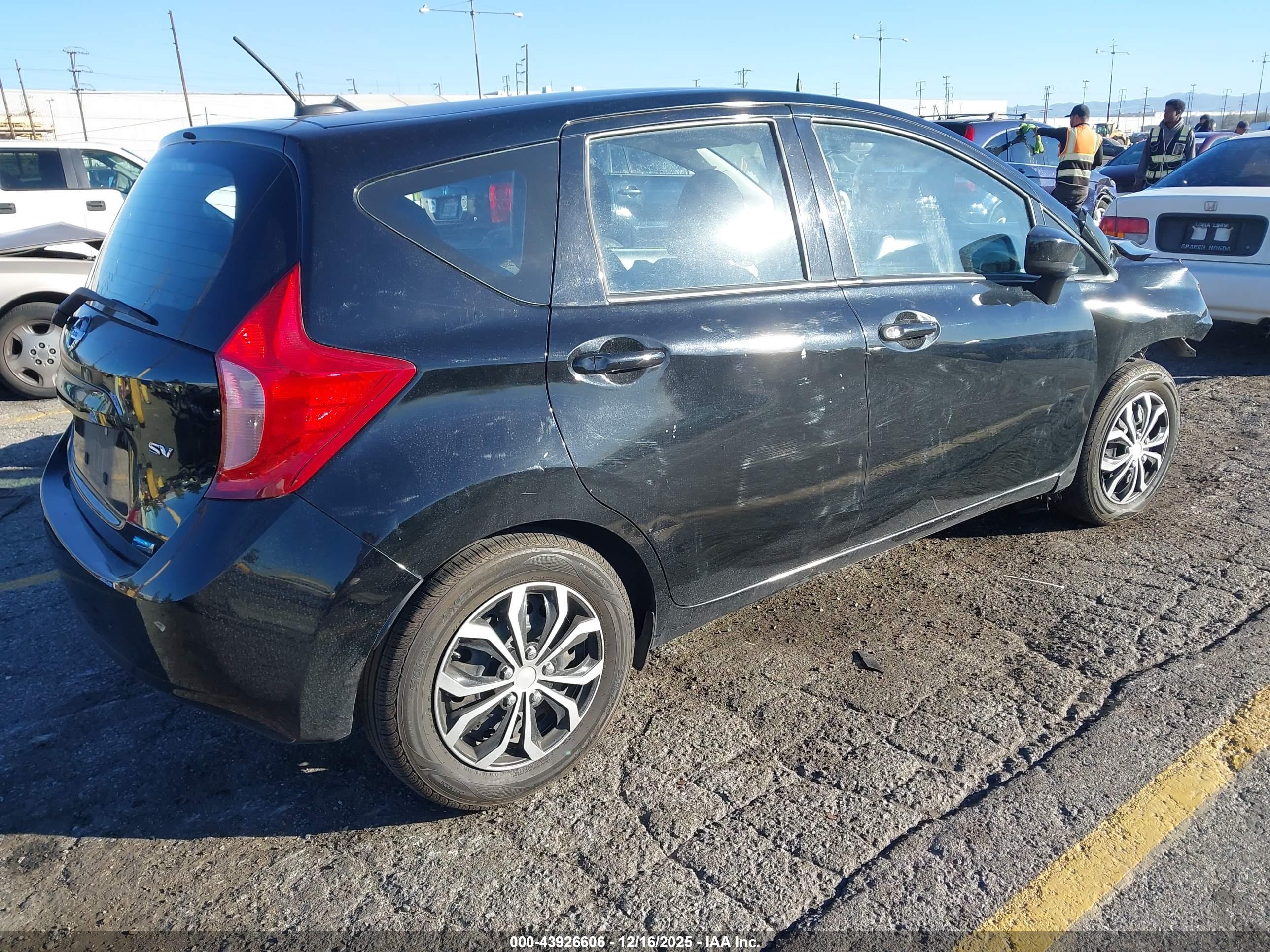 NISSAN VERSA image 4