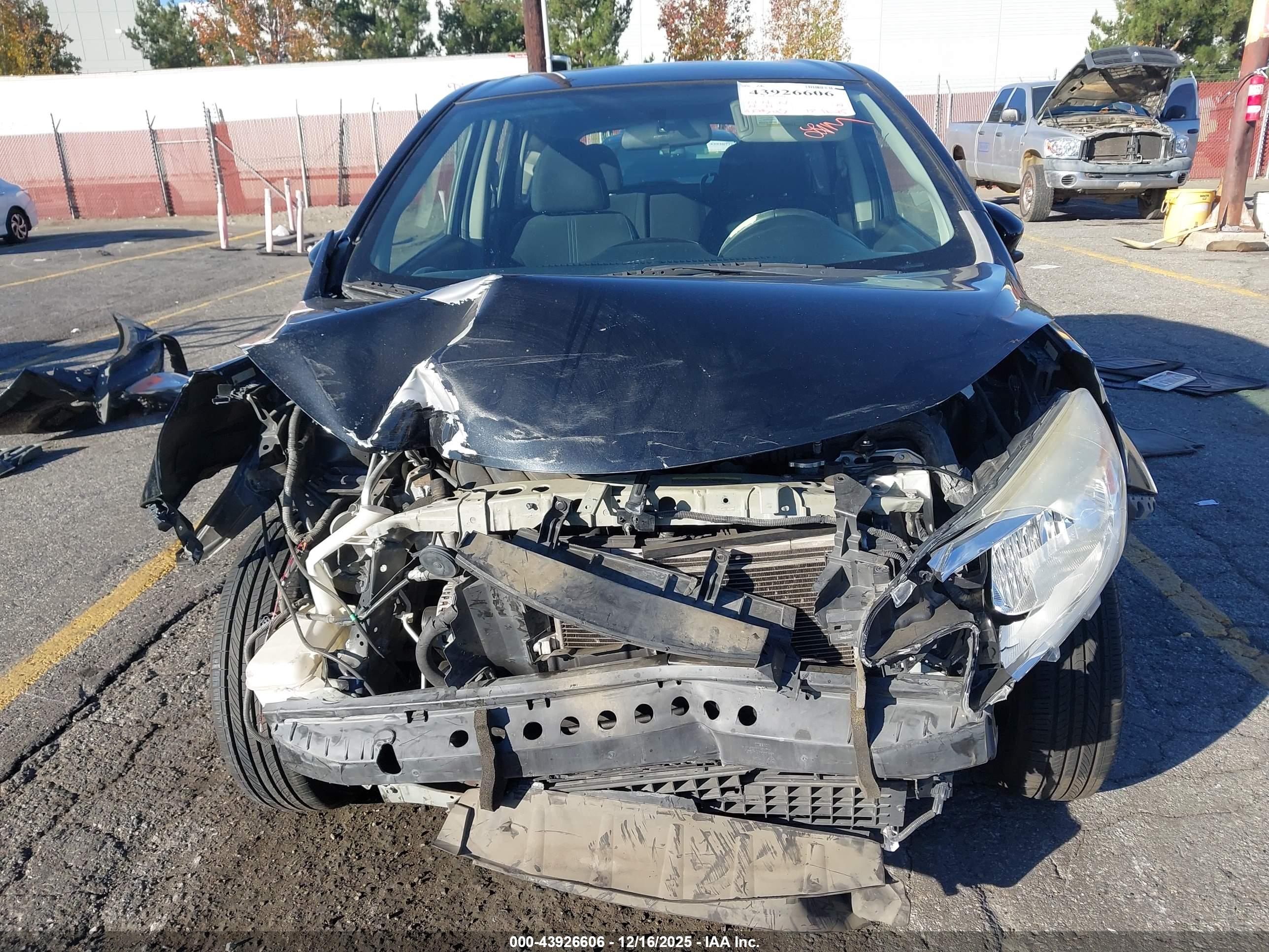 NISSAN VERSA image 6