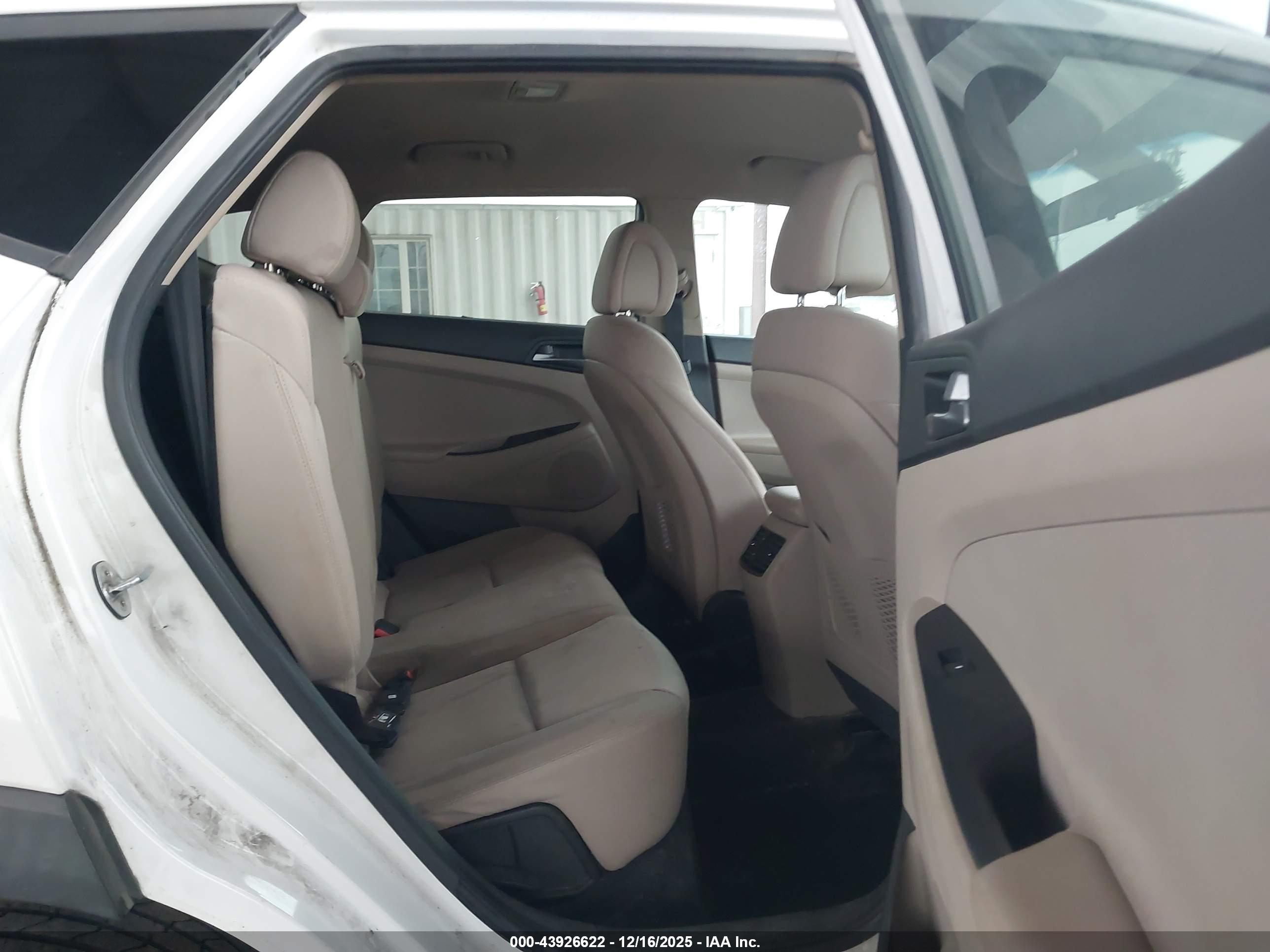 HYUNDAI TUCSON image 8