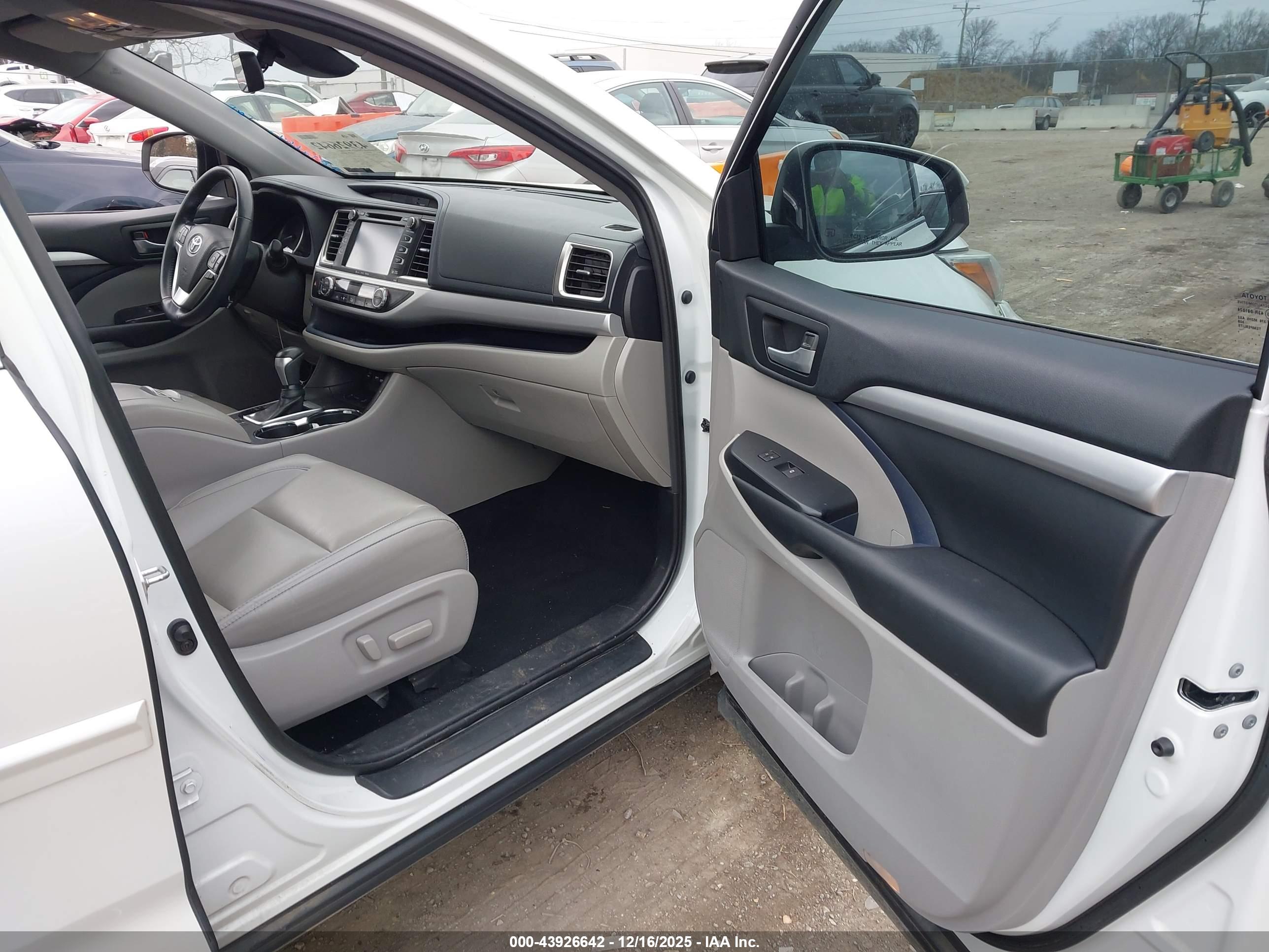 TOYOTA HIGHLANDER image 5