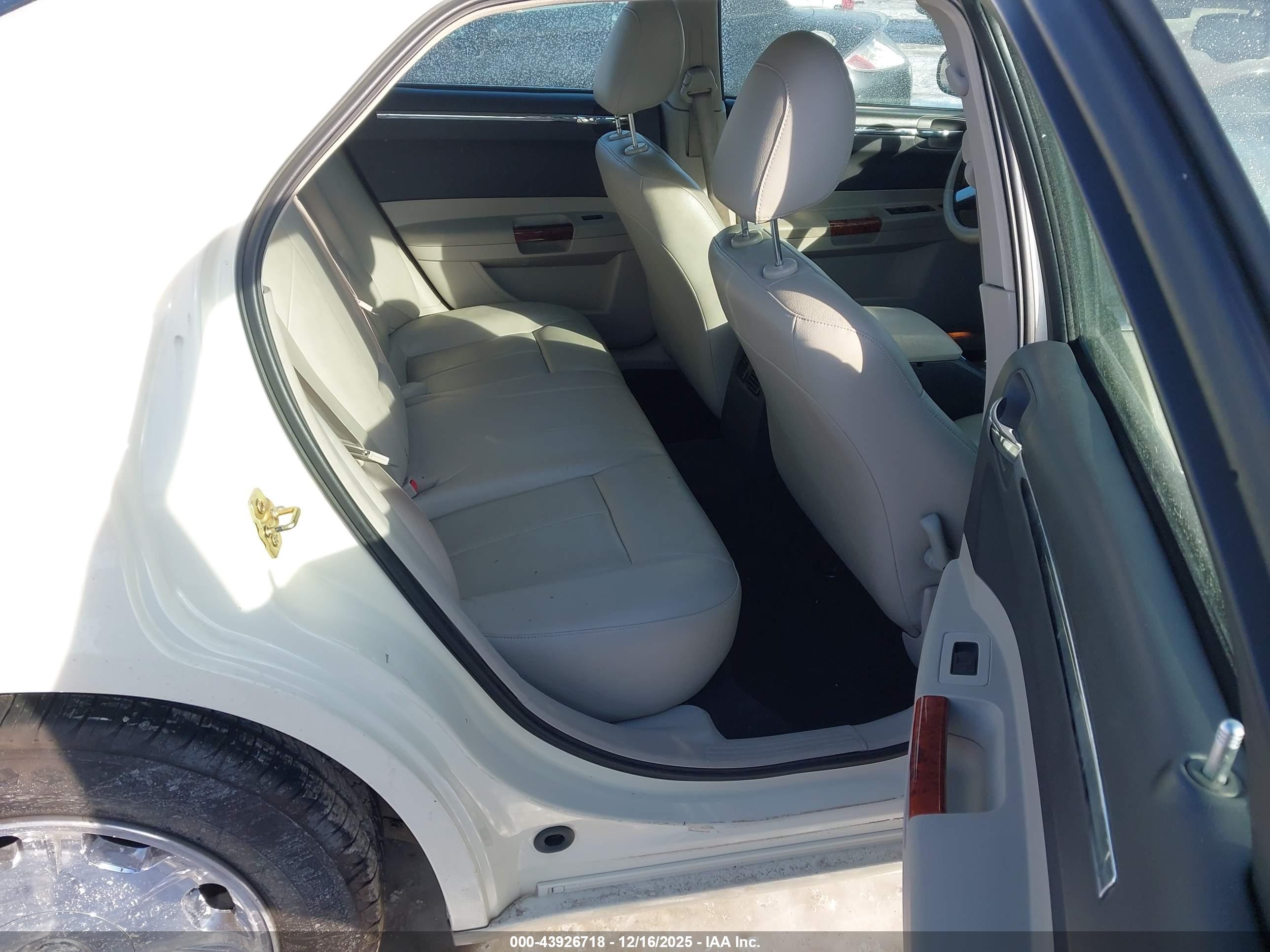 CHRYSLER 300 image 8
