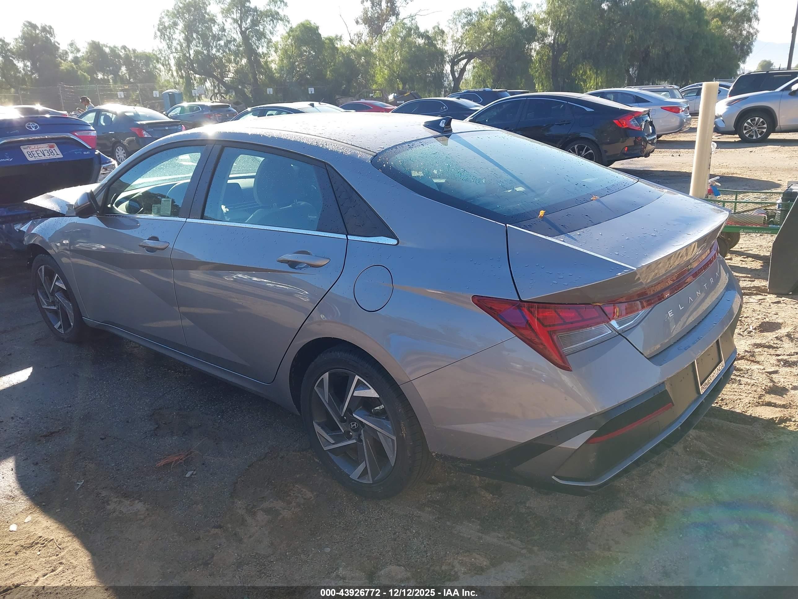 HYUNDAI ELANTRA image 3