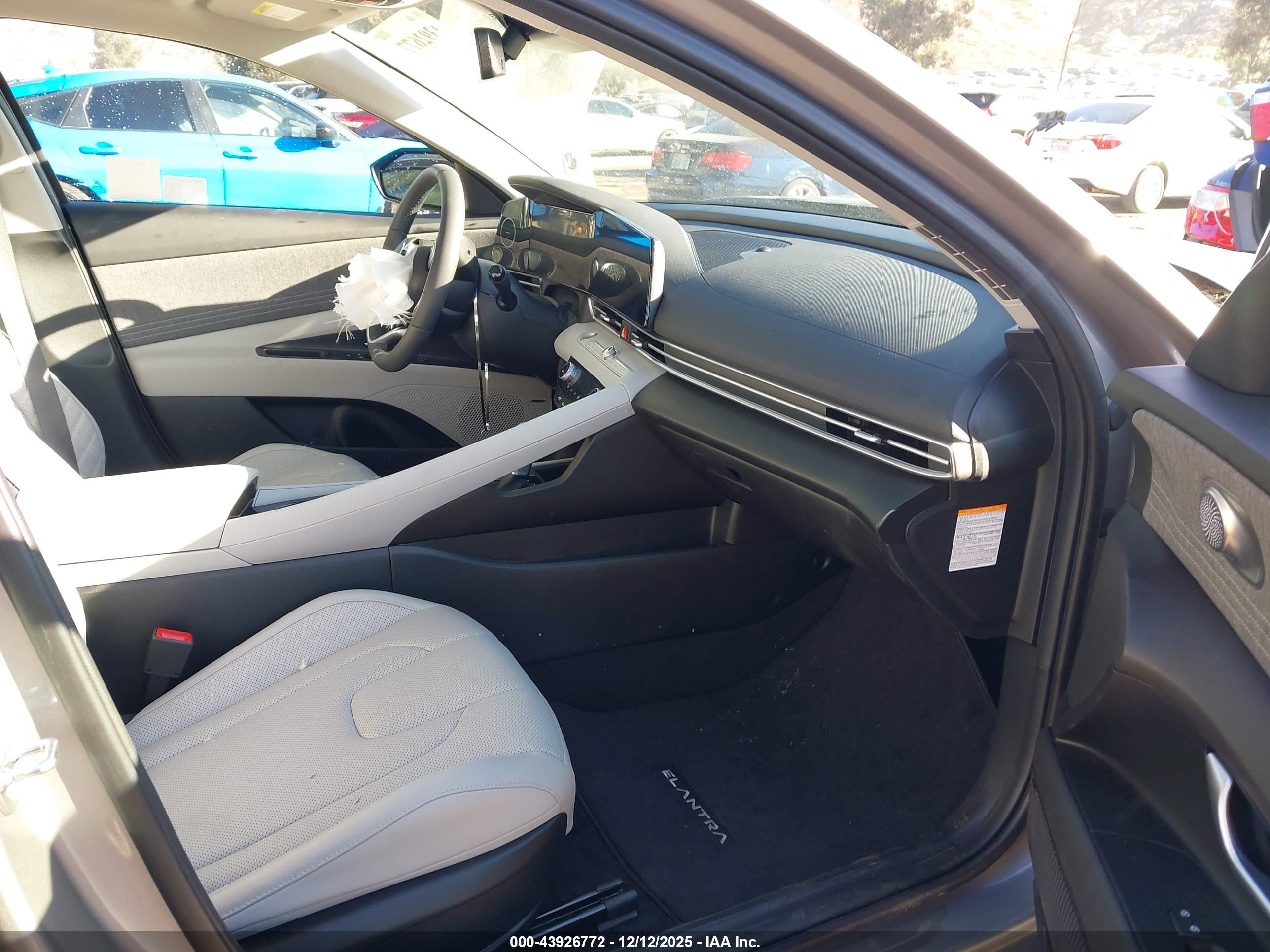 HYUNDAI ELANTRA image 5
