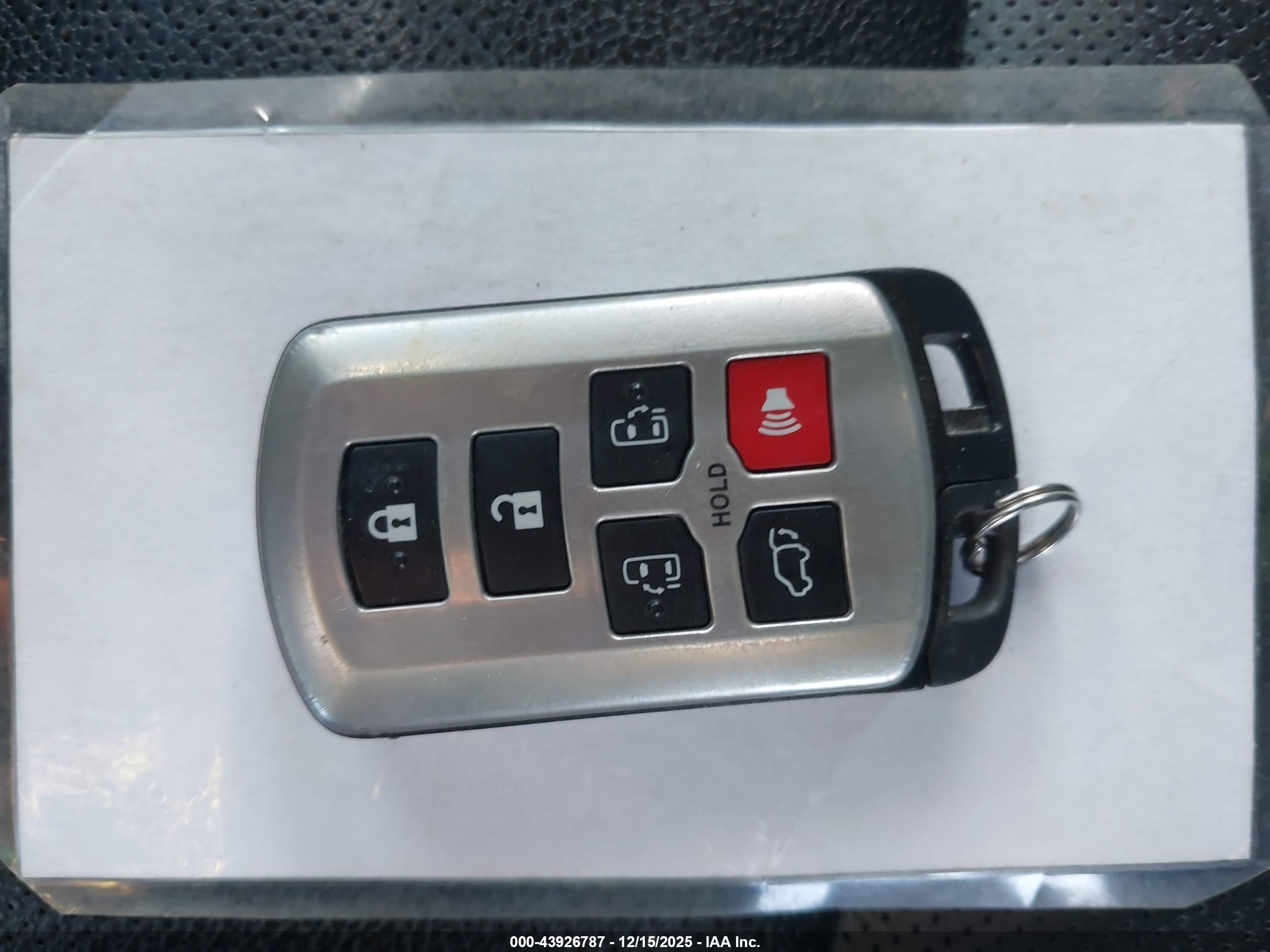 TOYOTA SIENNA image 11