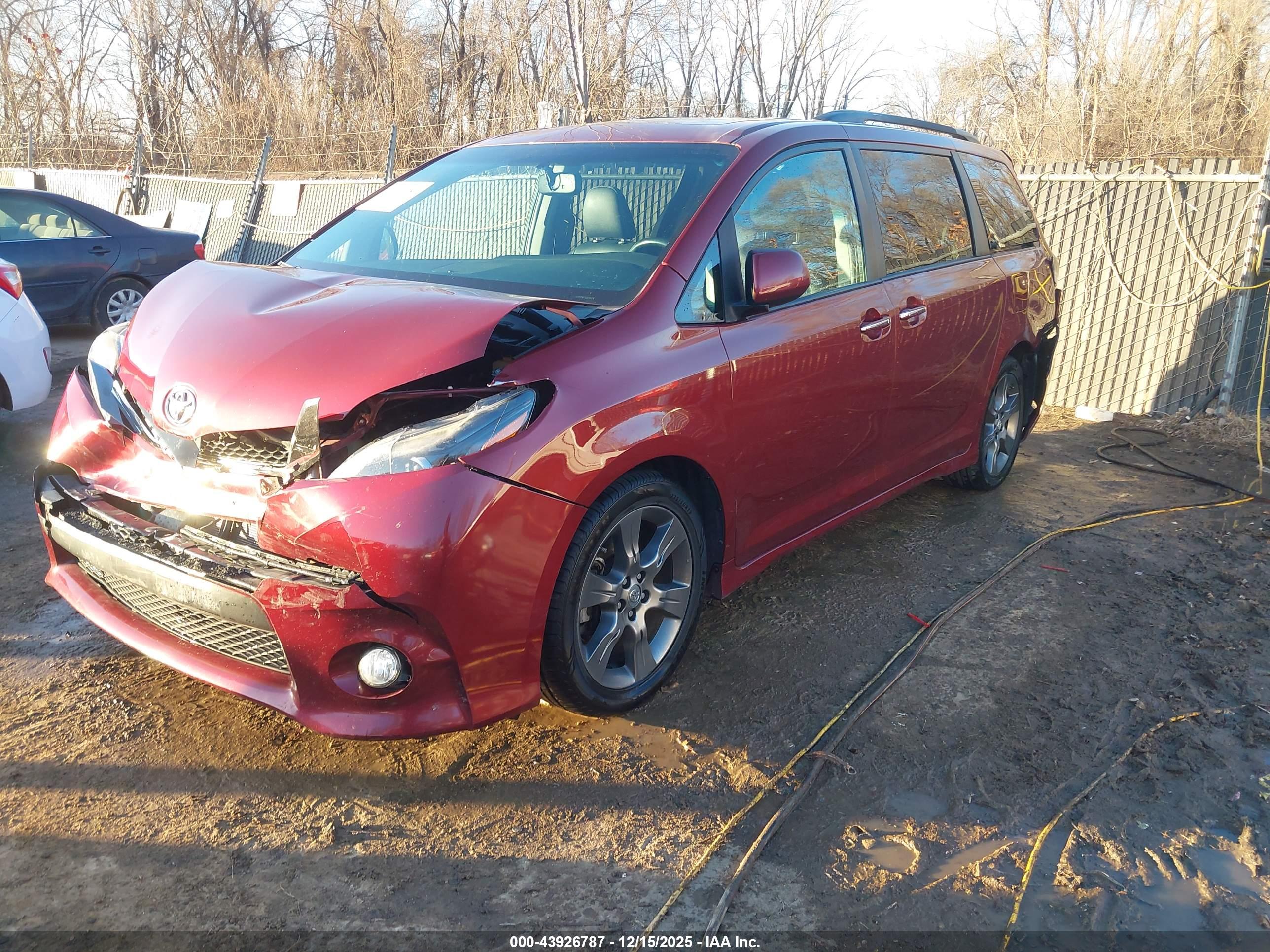 TOYOTA SIENNA image 2