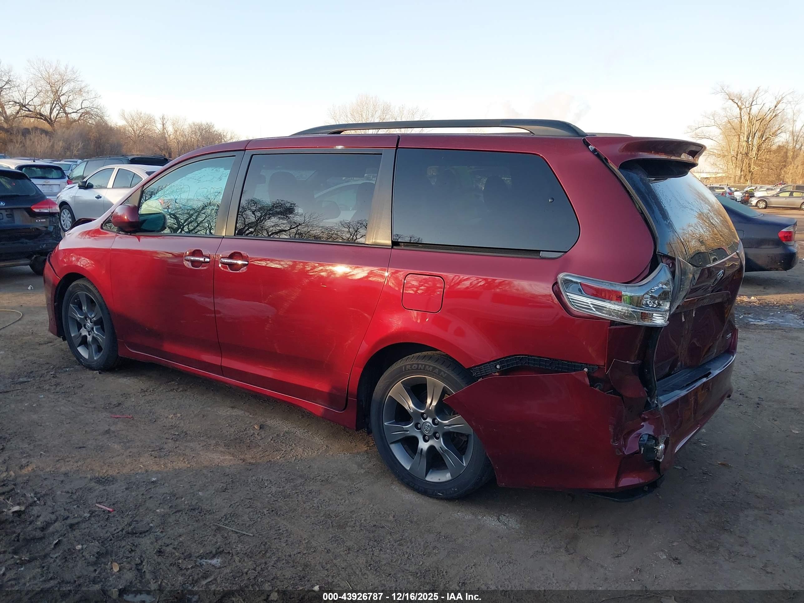 TOYOTA SIENNA image 3