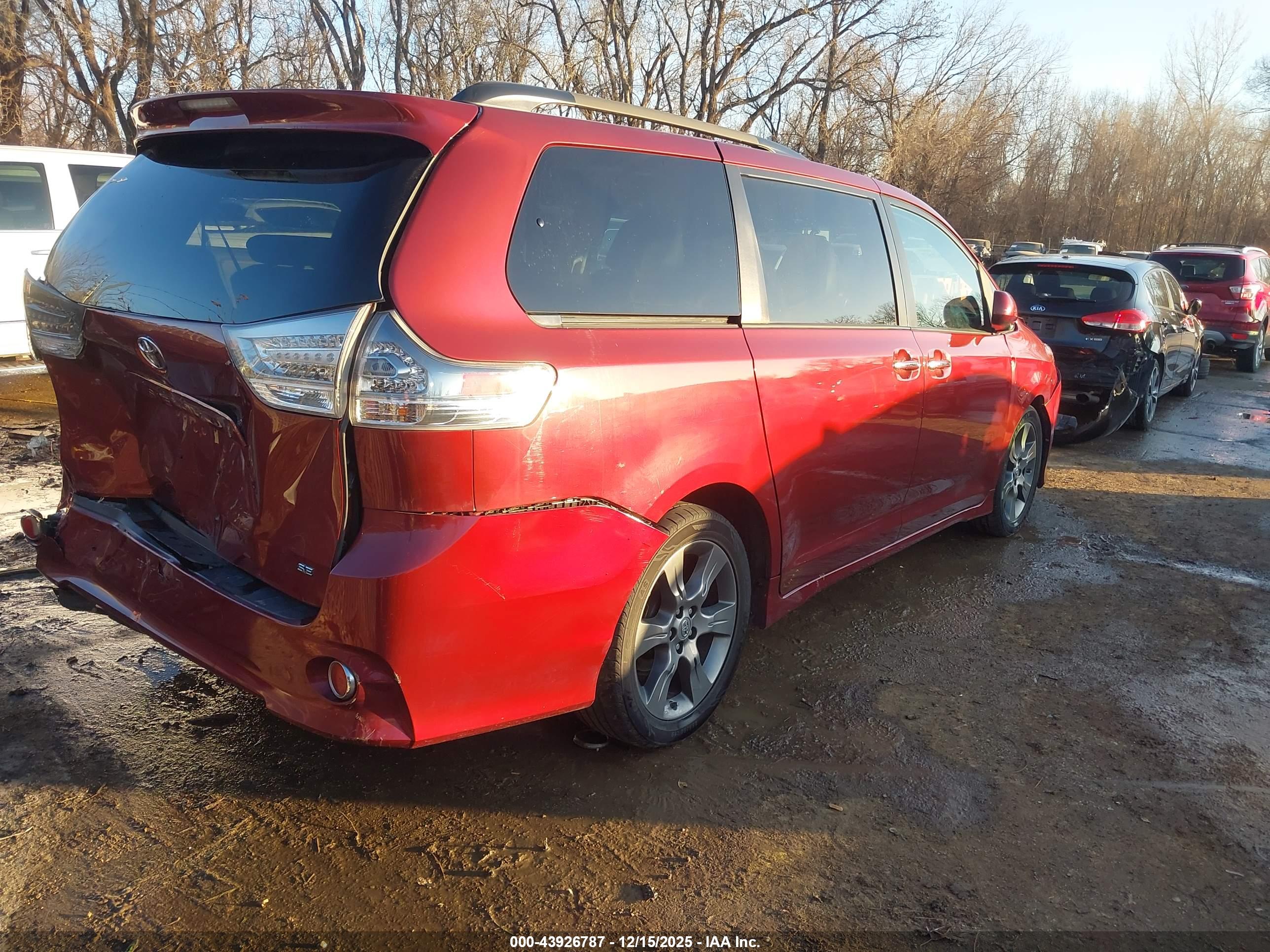 TOYOTA SIENNA image 4