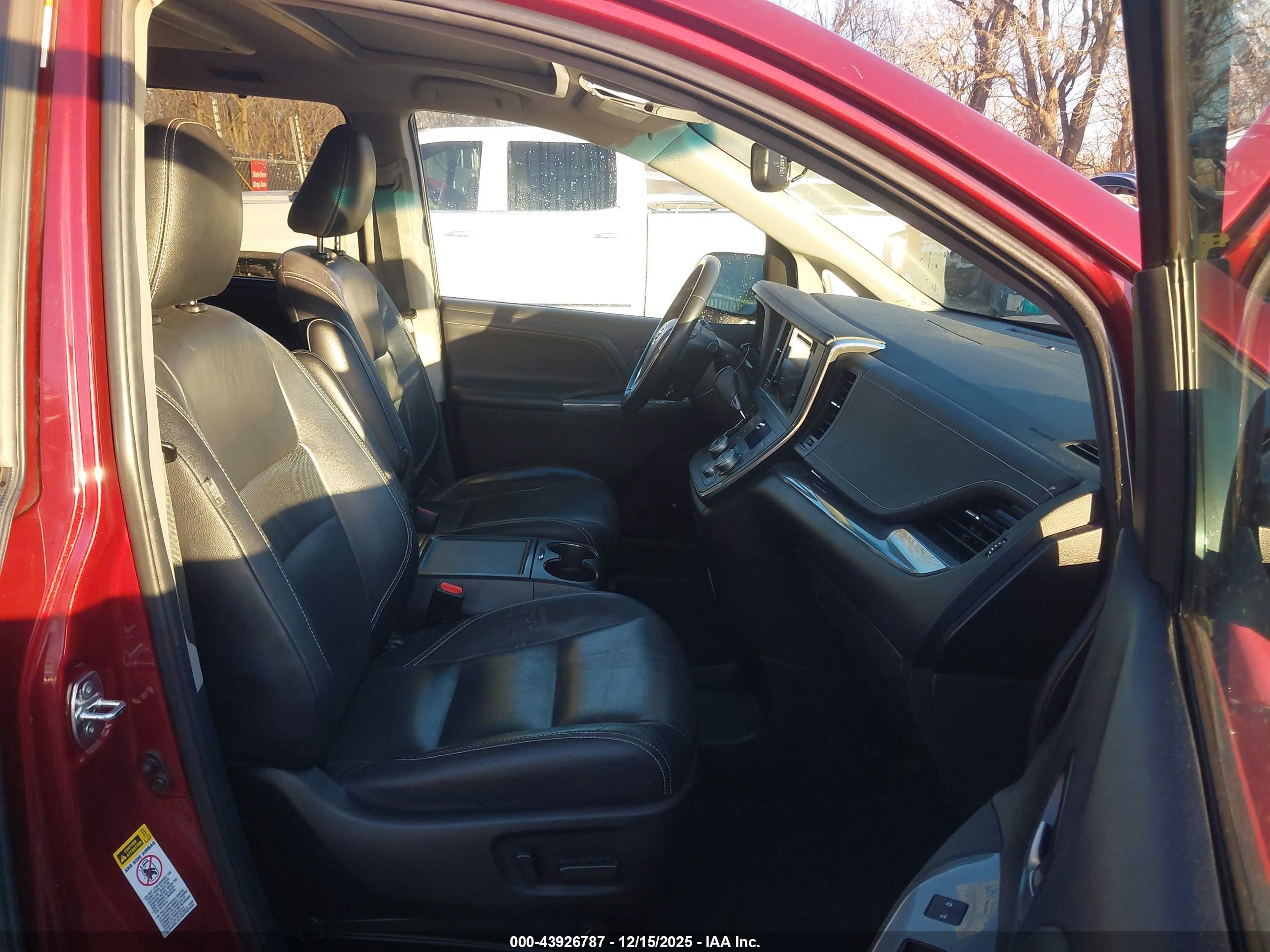 TOYOTA SIENNA image 5