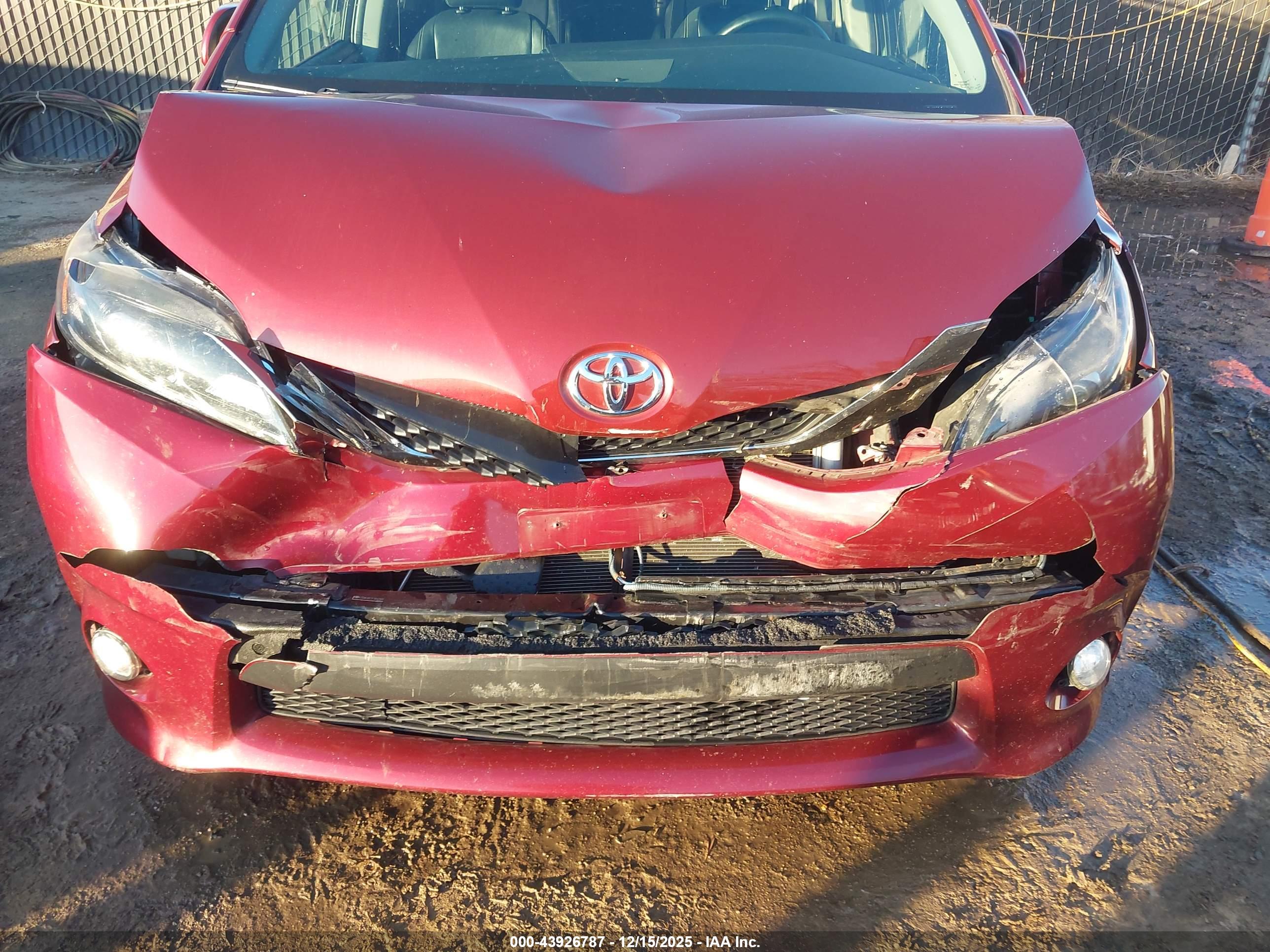 TOYOTA SIENNA image 6