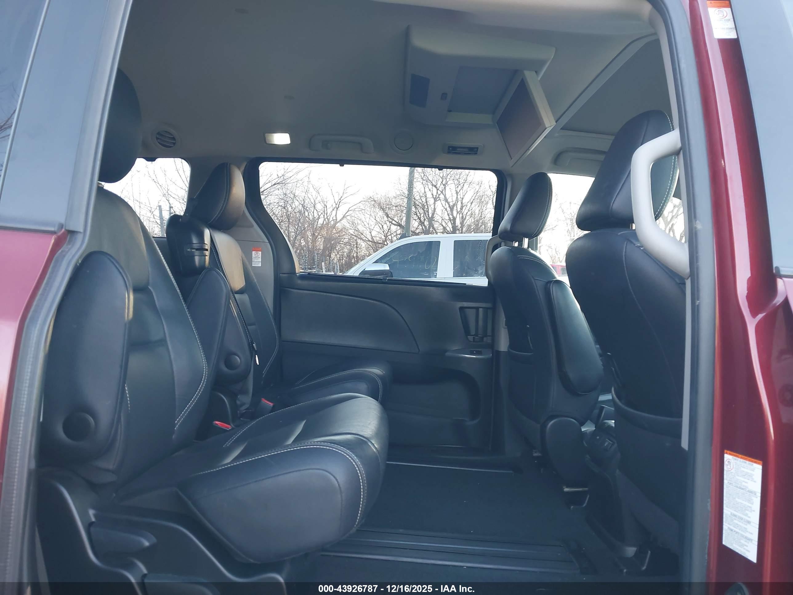 TOYOTA SIENNA image 8