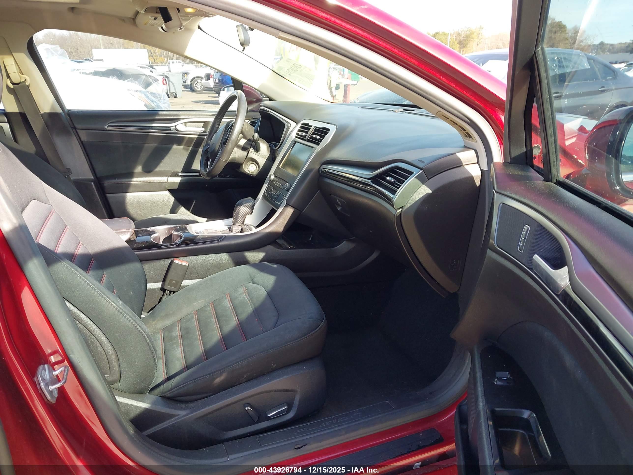 FORD FUSION image 5