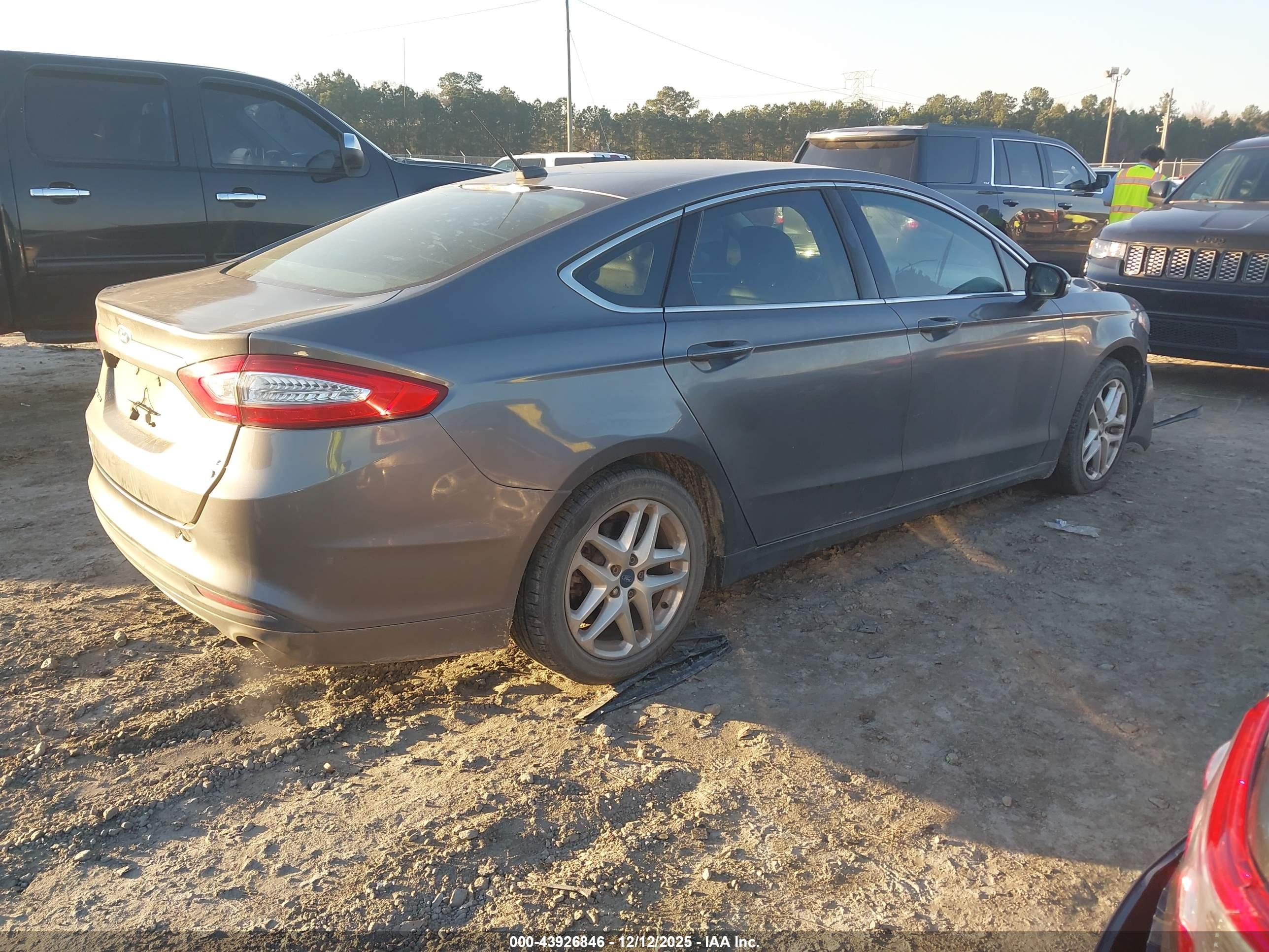 FORD FUSION image 4