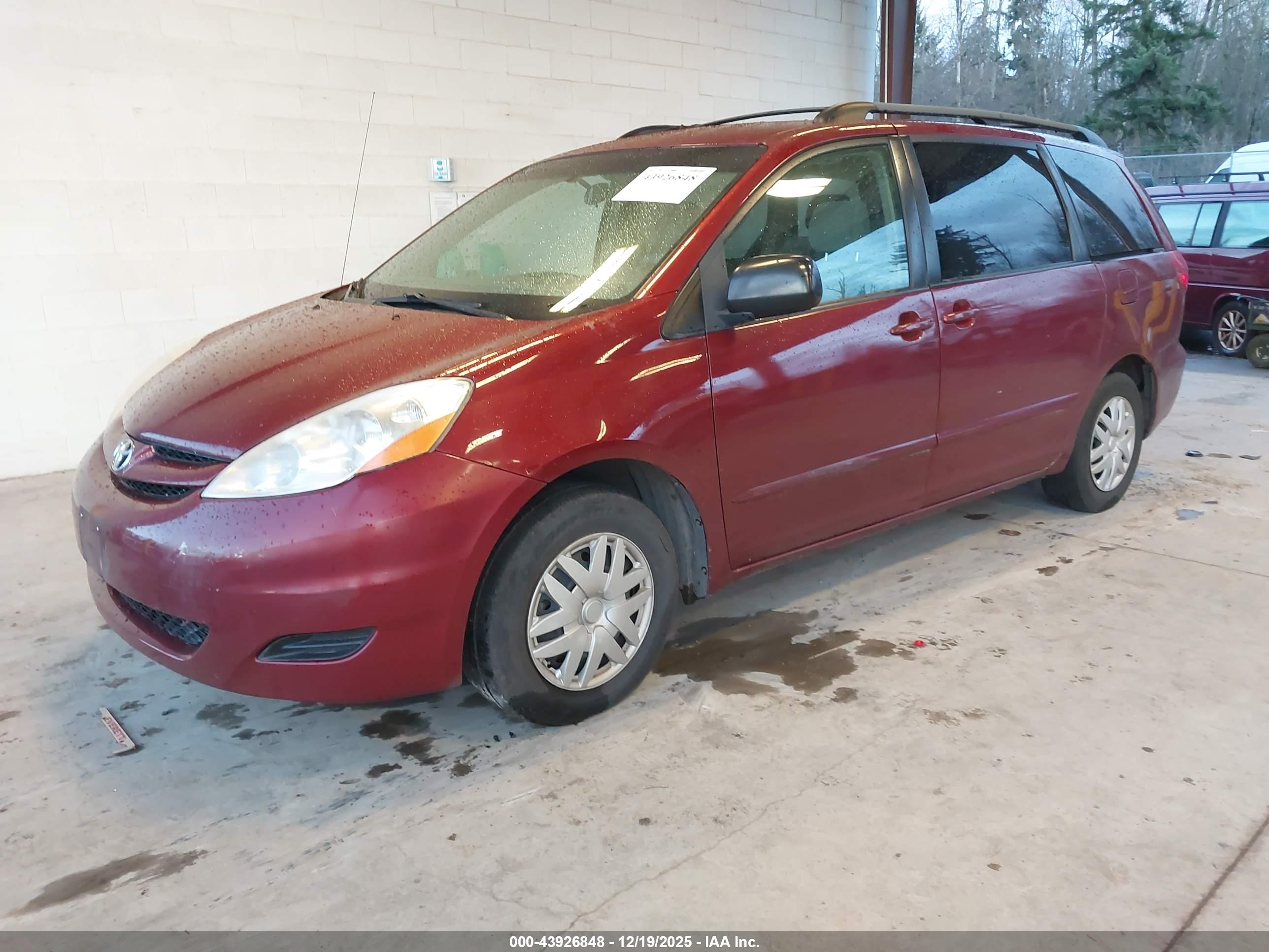 TOYOTA SIENNA image 2