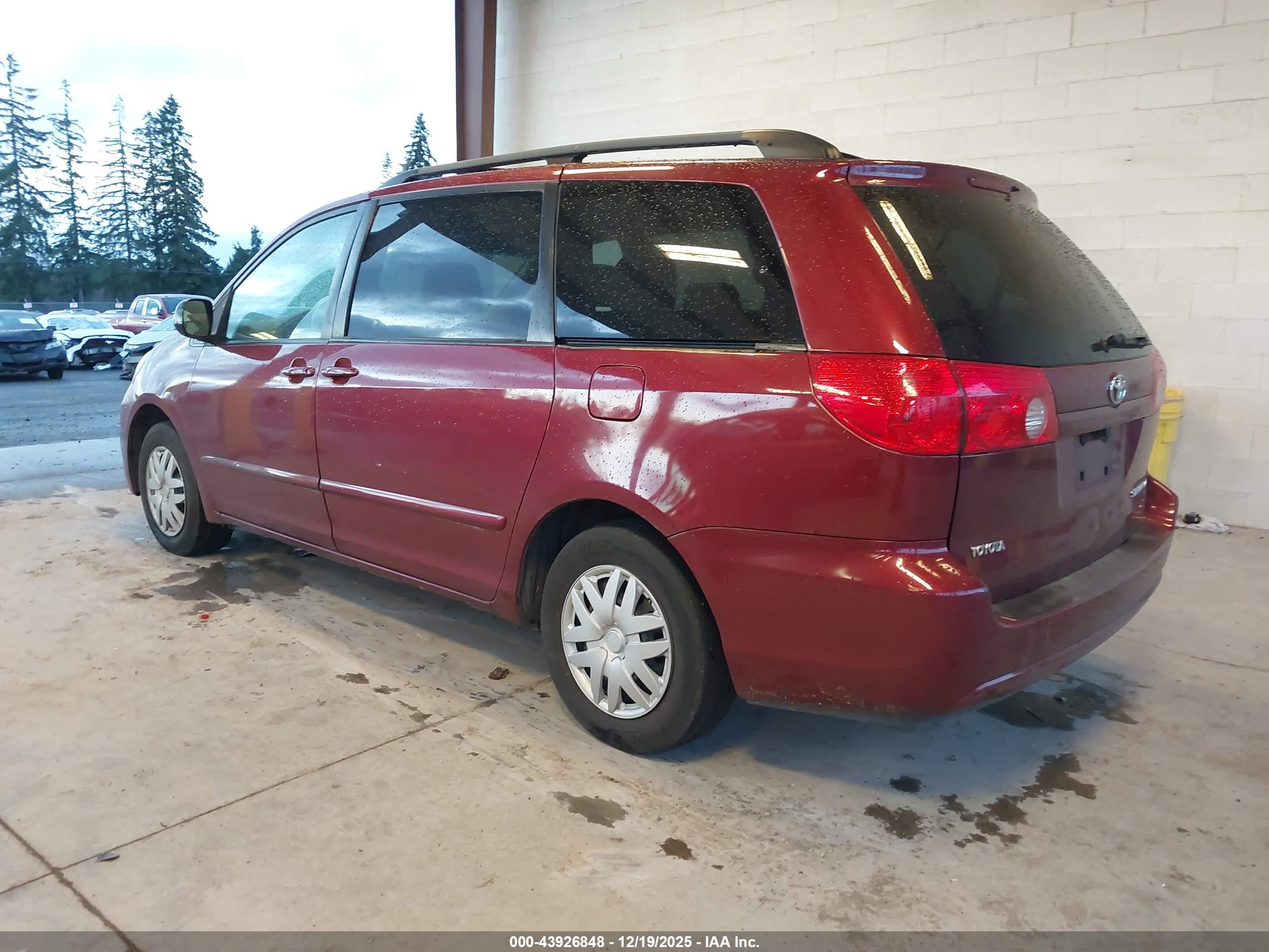 TOYOTA SIENNA image 3