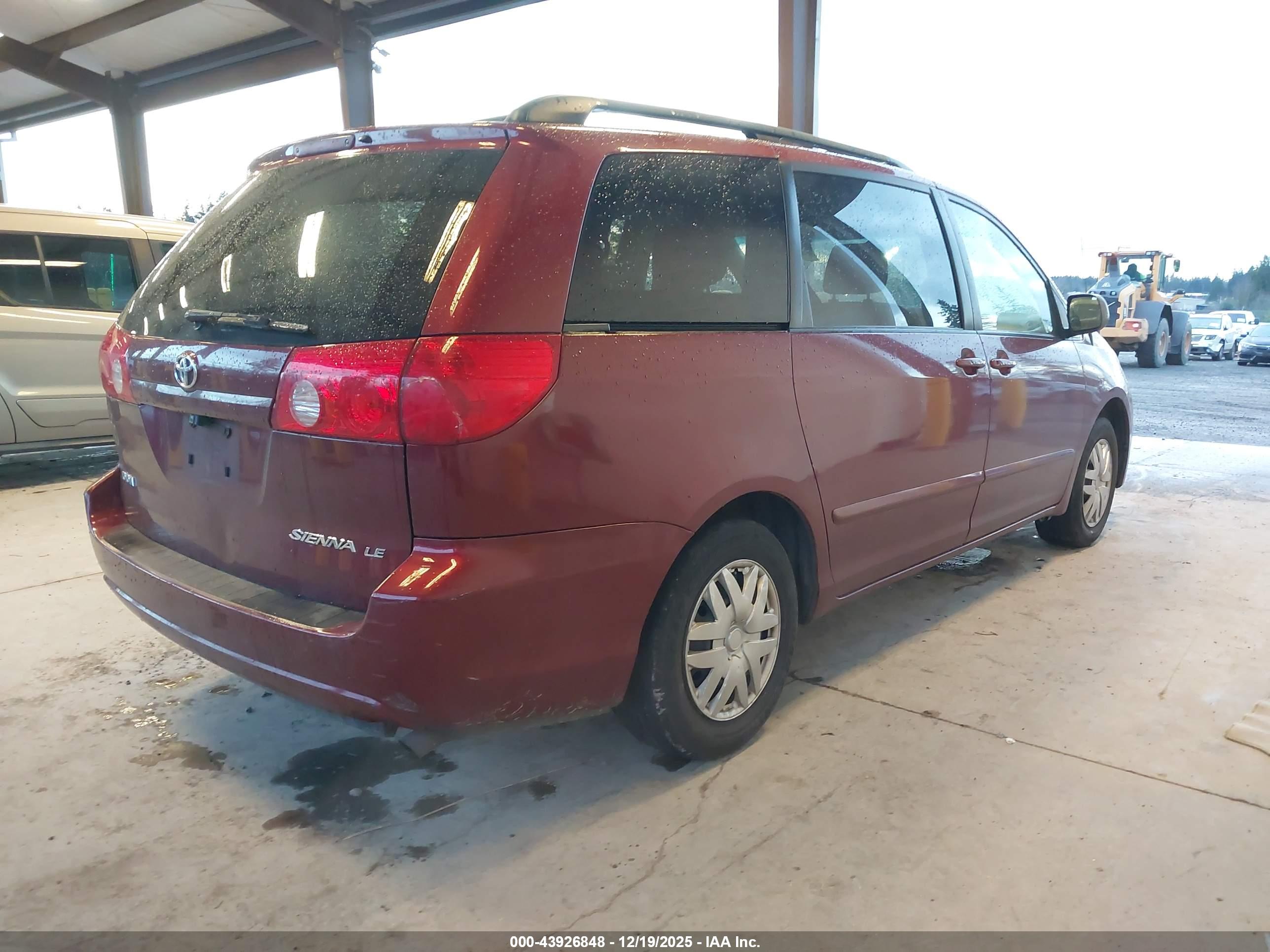 TOYOTA SIENNA image 4
