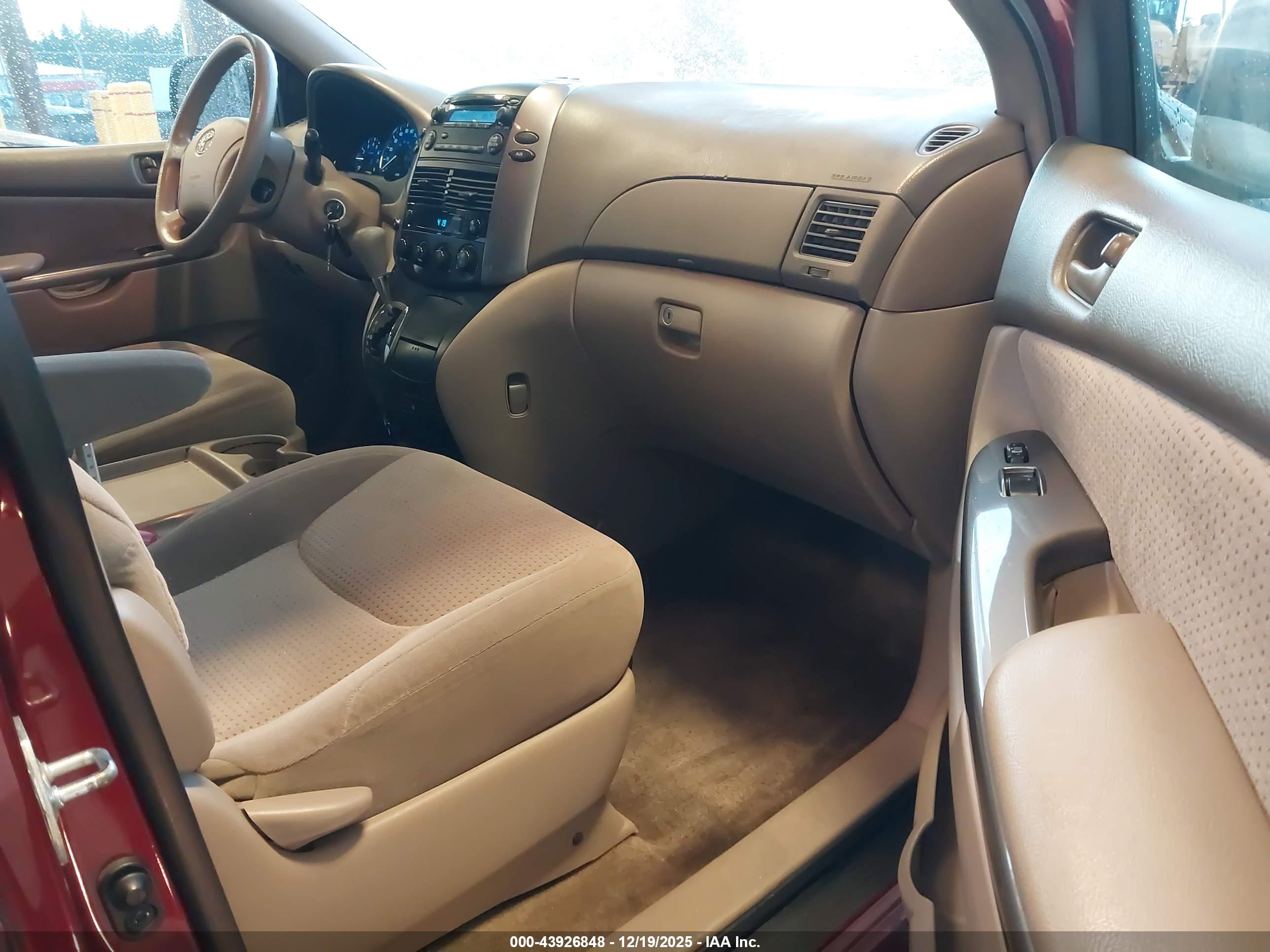 TOYOTA SIENNA image 5