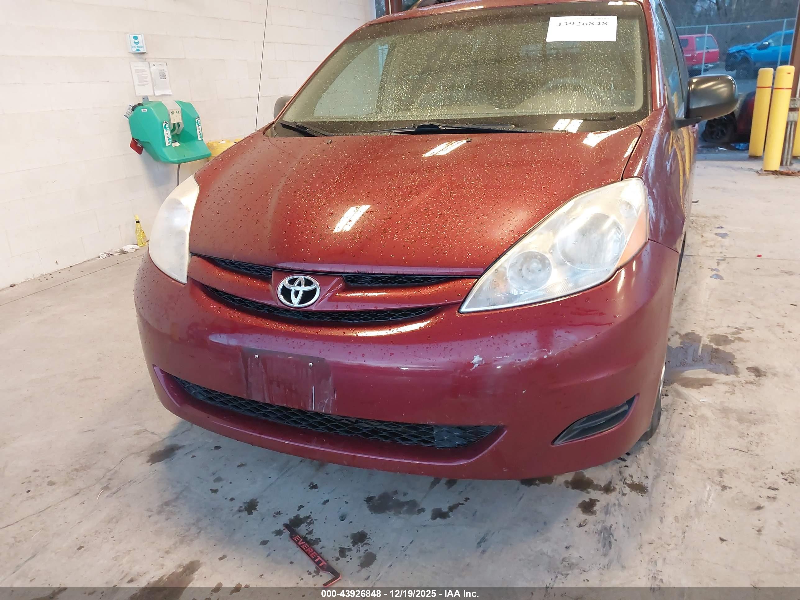 TOYOTA SIENNA image 6