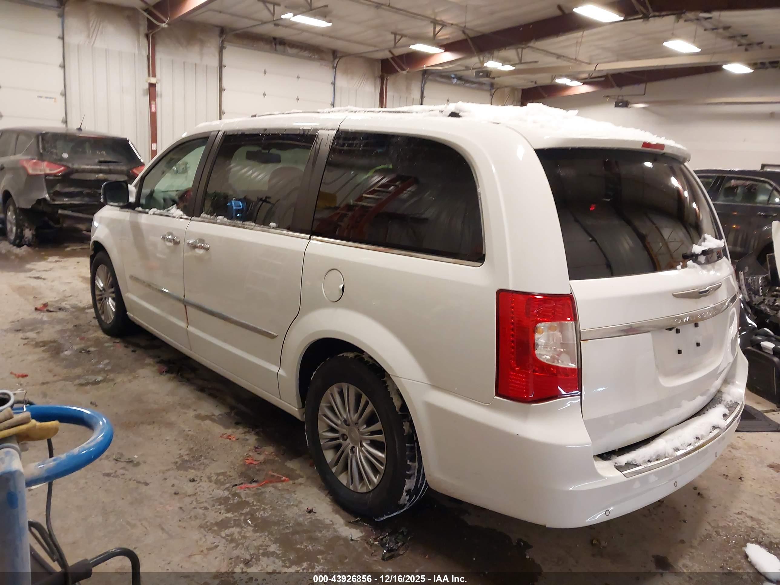 CHRYSLER TOWN image 3